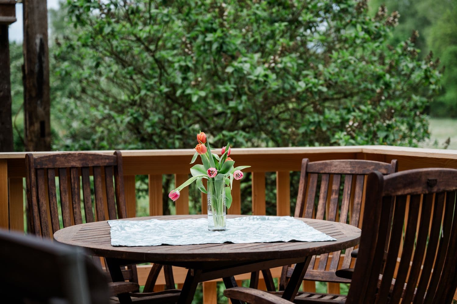 Blumenvase auf dem Tisch auf der Terrasse vom Ferienhaus Oertzespeicher