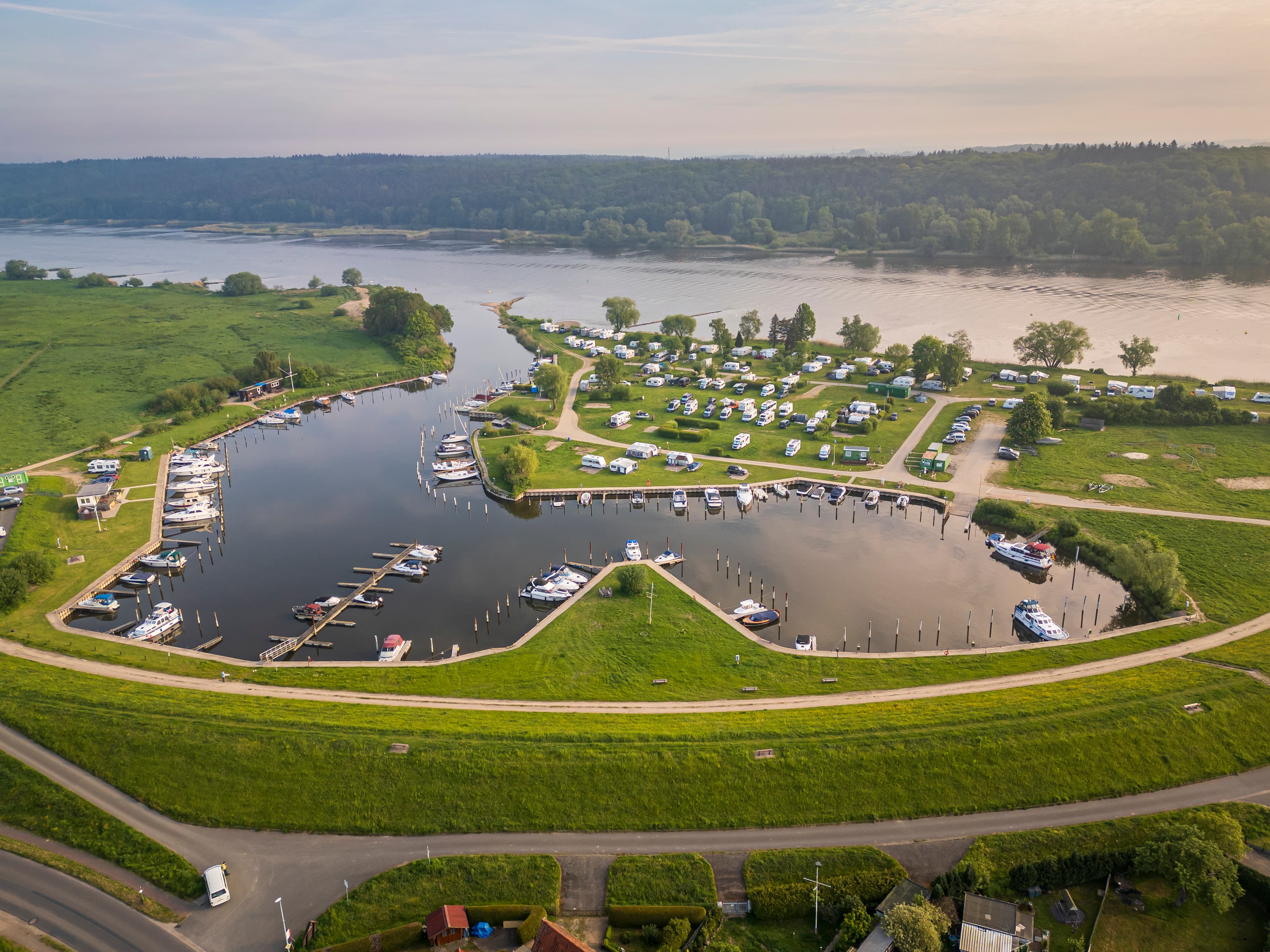 Sportboothafen in Artlenburg an der ElbeSports boat harbour in Artlenburg on the ElbePort de plaisance à Artlenburg sur l'ElbeSportsbådshavn i Artlenburg ved ElbenSportbotenhaven in Artlenburg aan de Elbe
