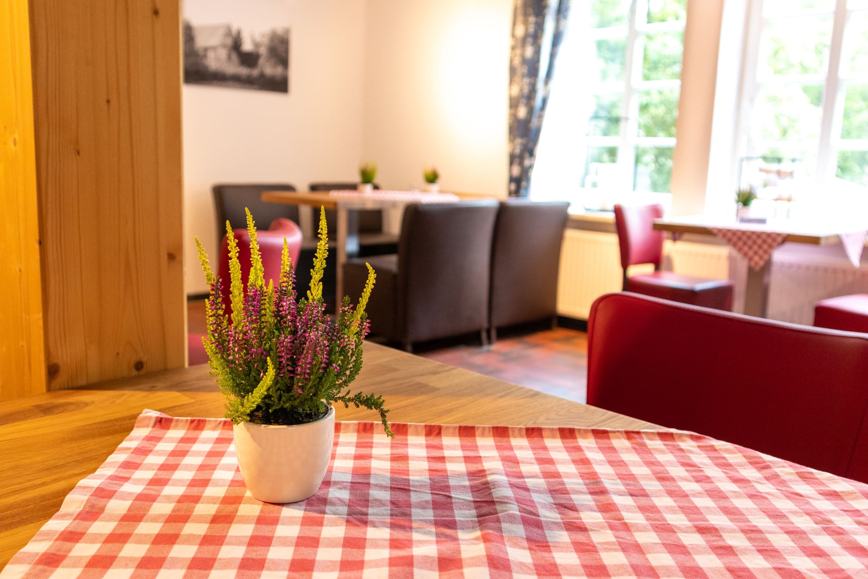 Tischdeko im Café im Heide-ErlebnisZentrum Undeloh