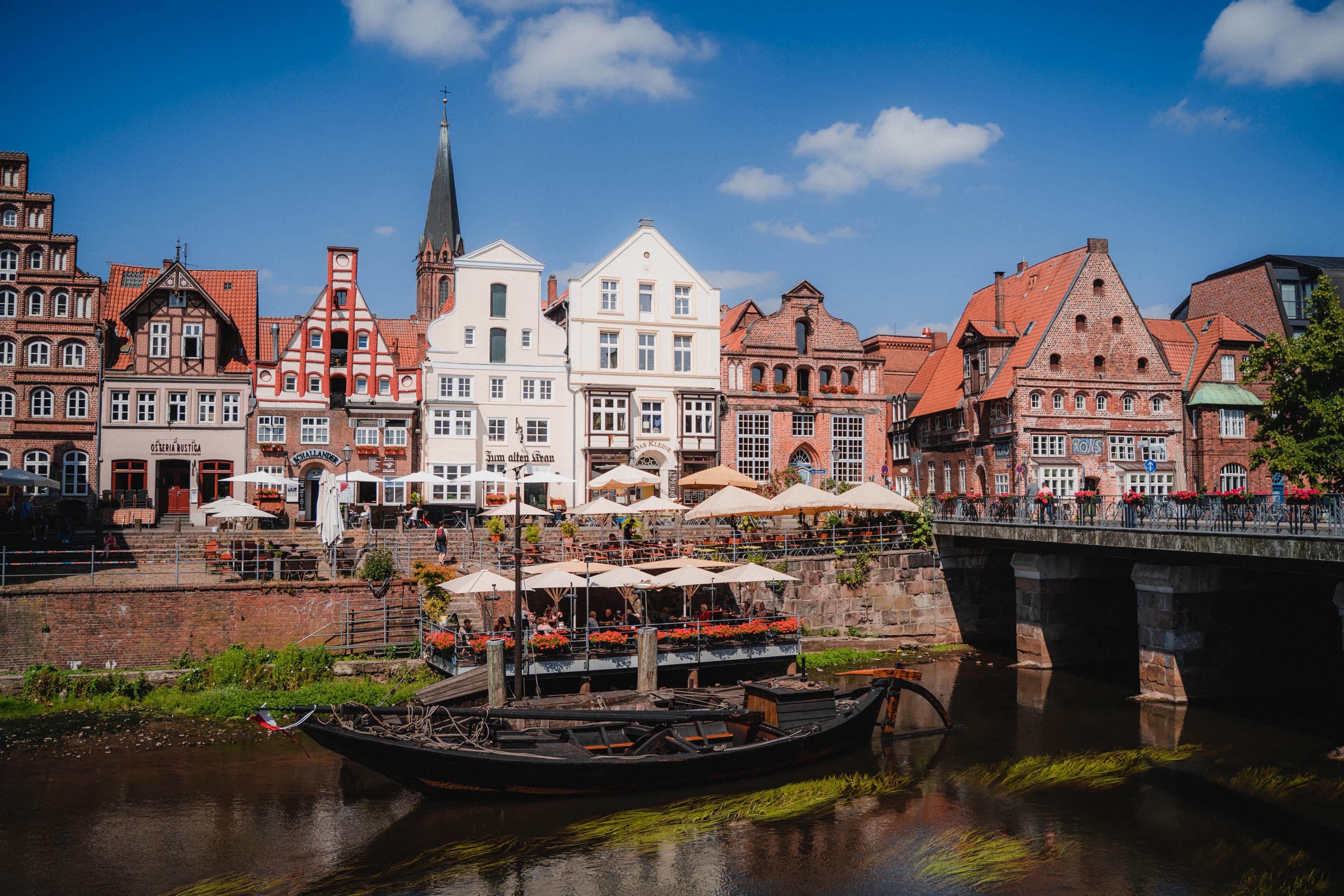 Historische Giebelhäuser und Cafés am Lüneburger Stintmarkt.