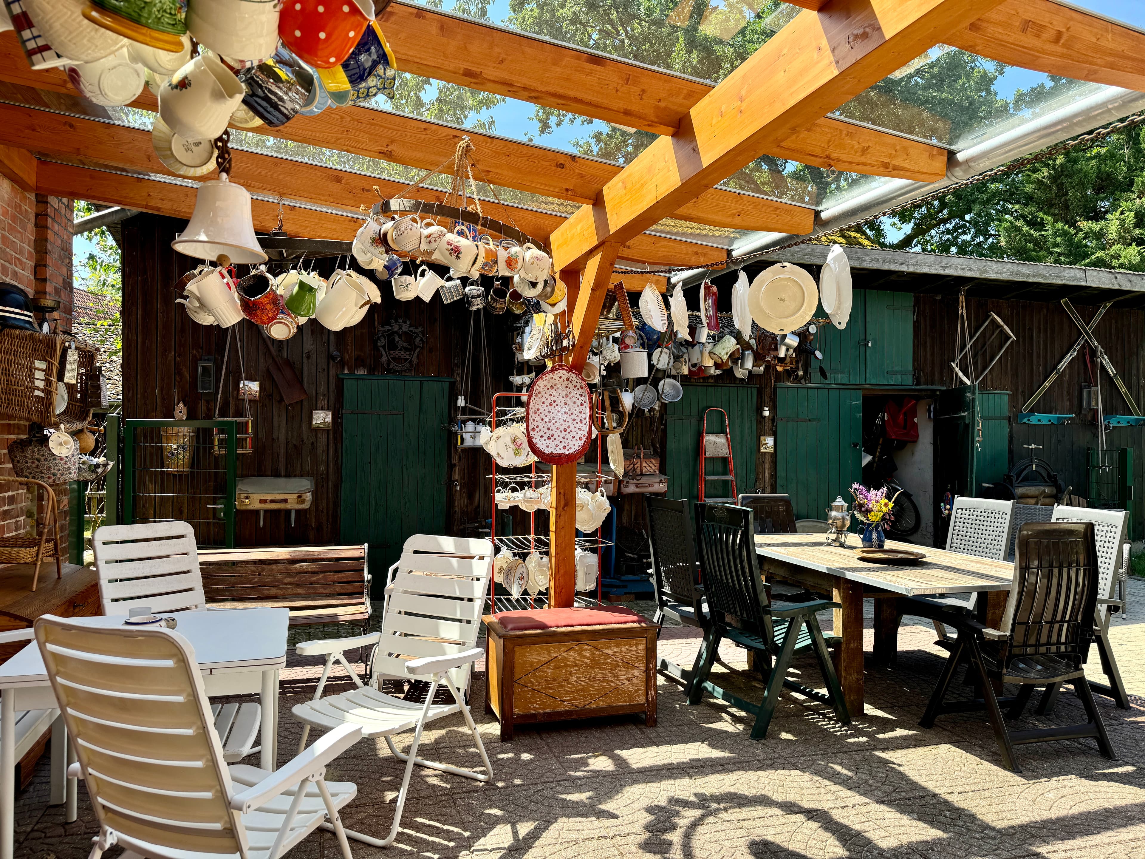 Außenbereich vom Antik Cafe in Müden