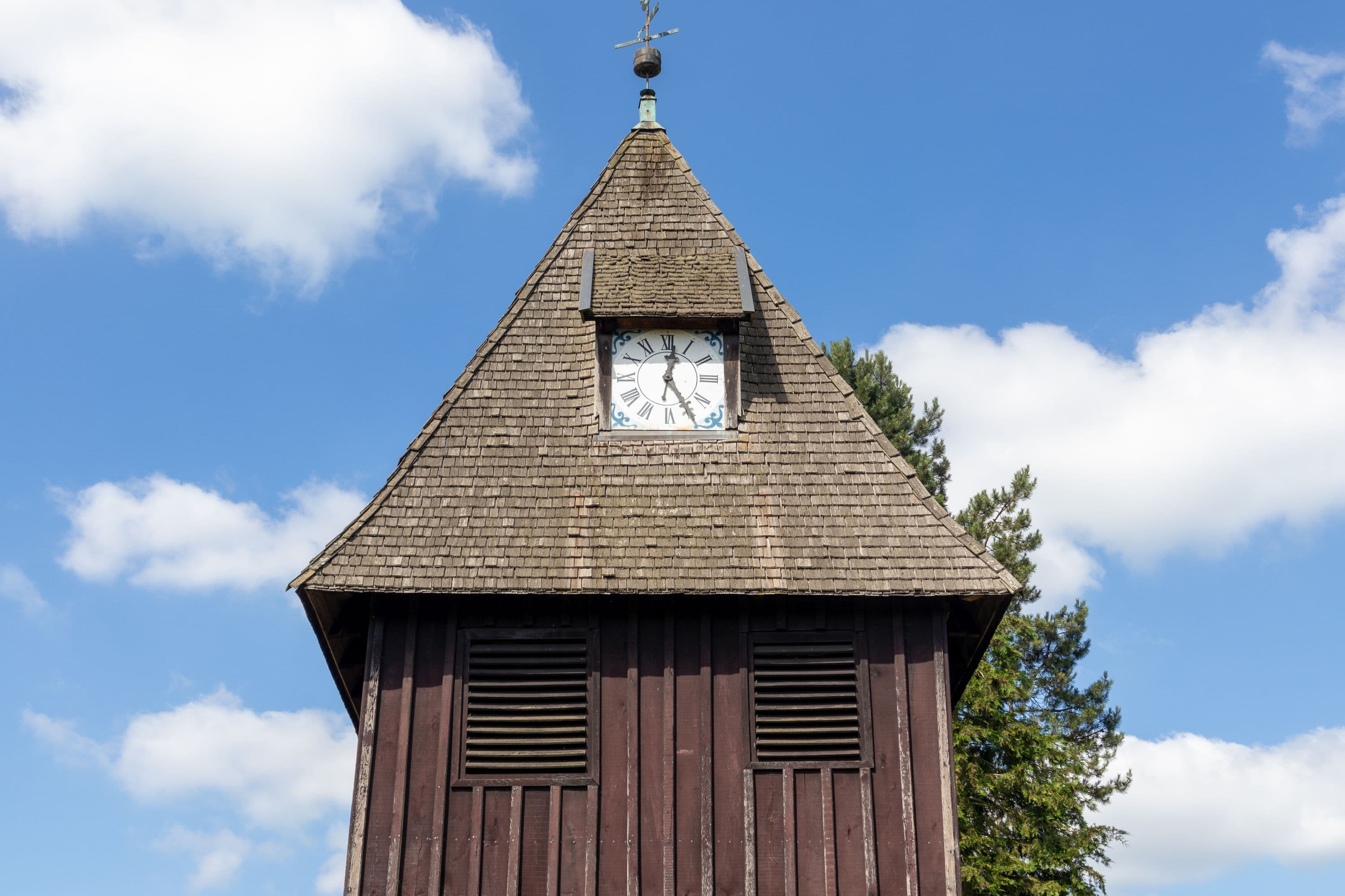Kirchturm der St. Magdalenen Kirche in Undeloh