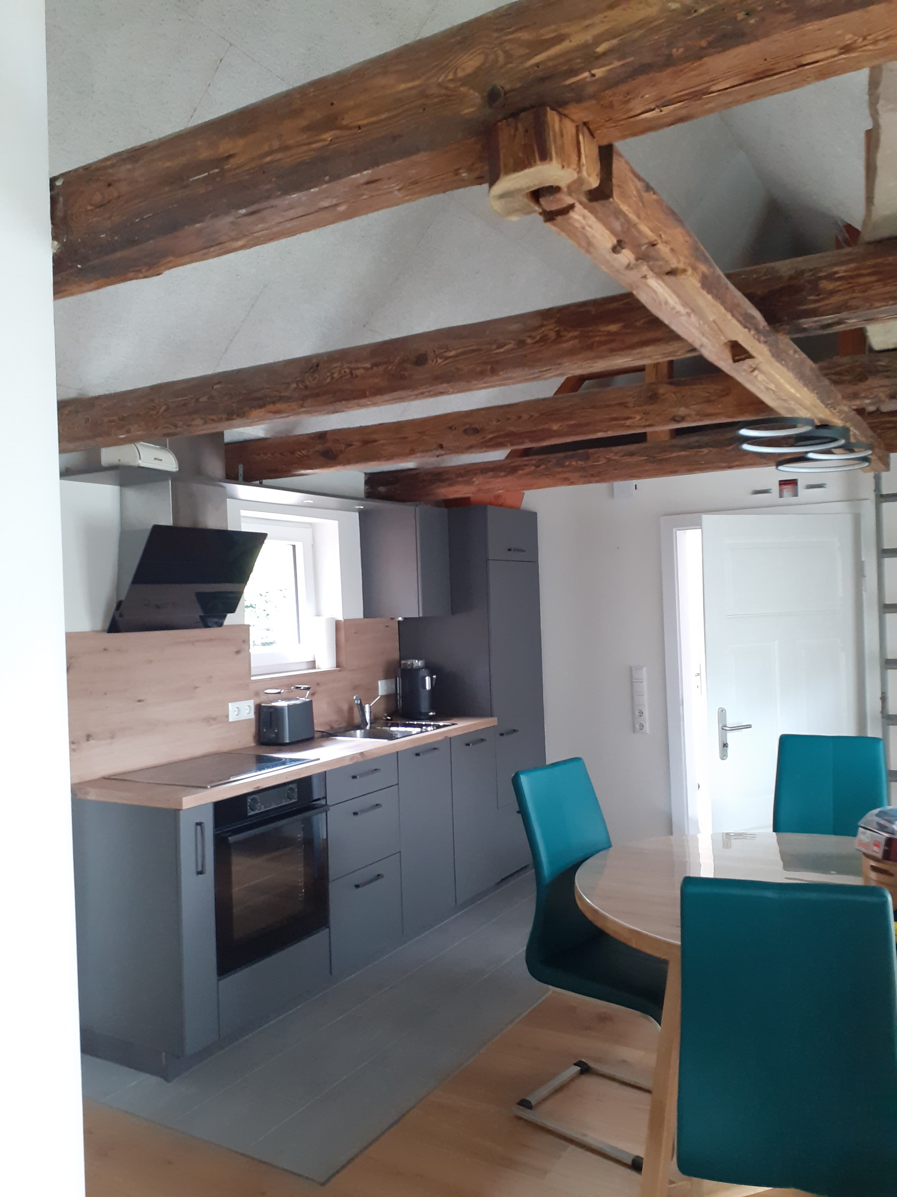 Küche mit Essbereich in der Ferienwohnung Meta`s Hof Lachendorf