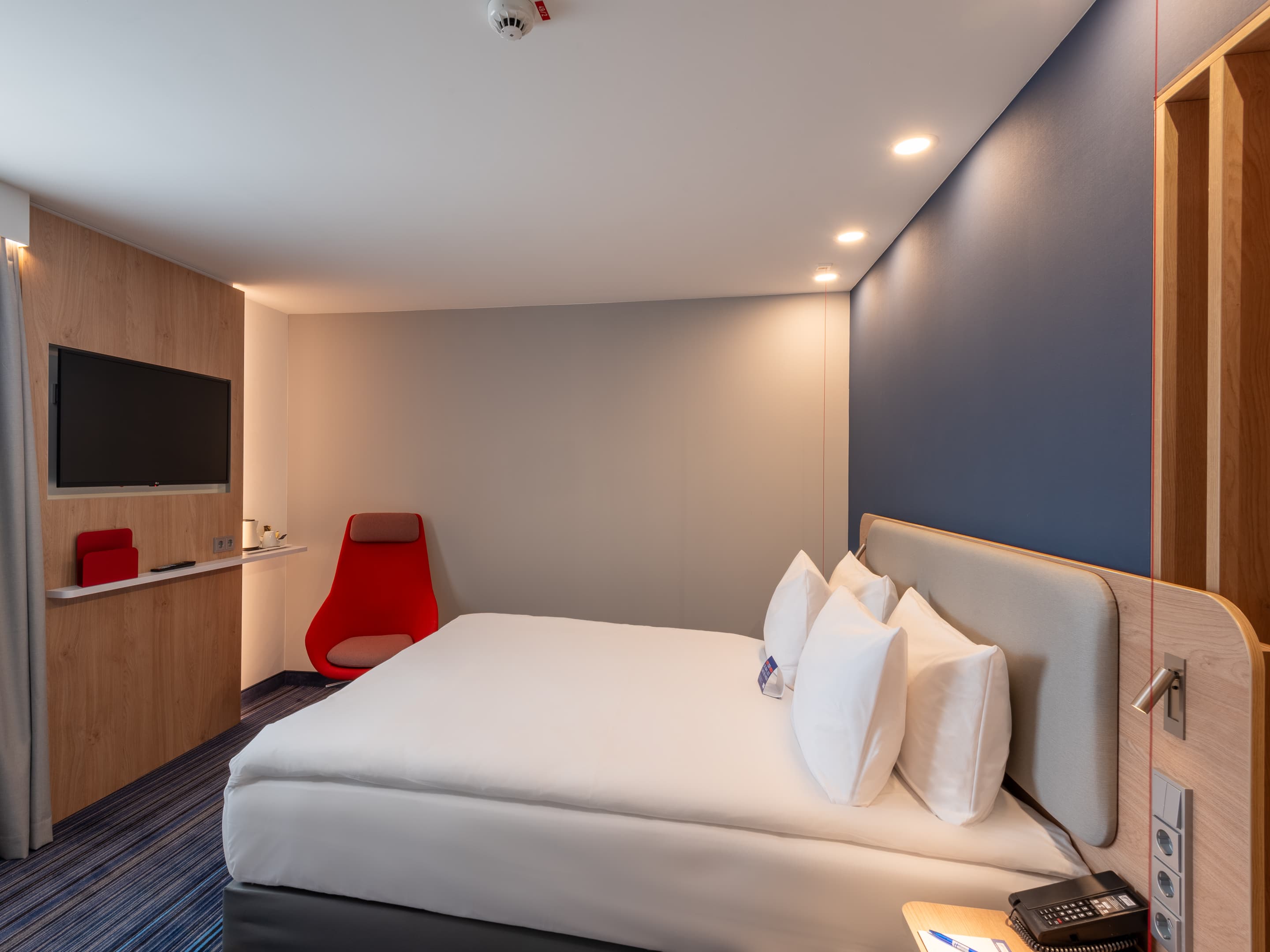 Bett, Fernseher, Braun, Holz