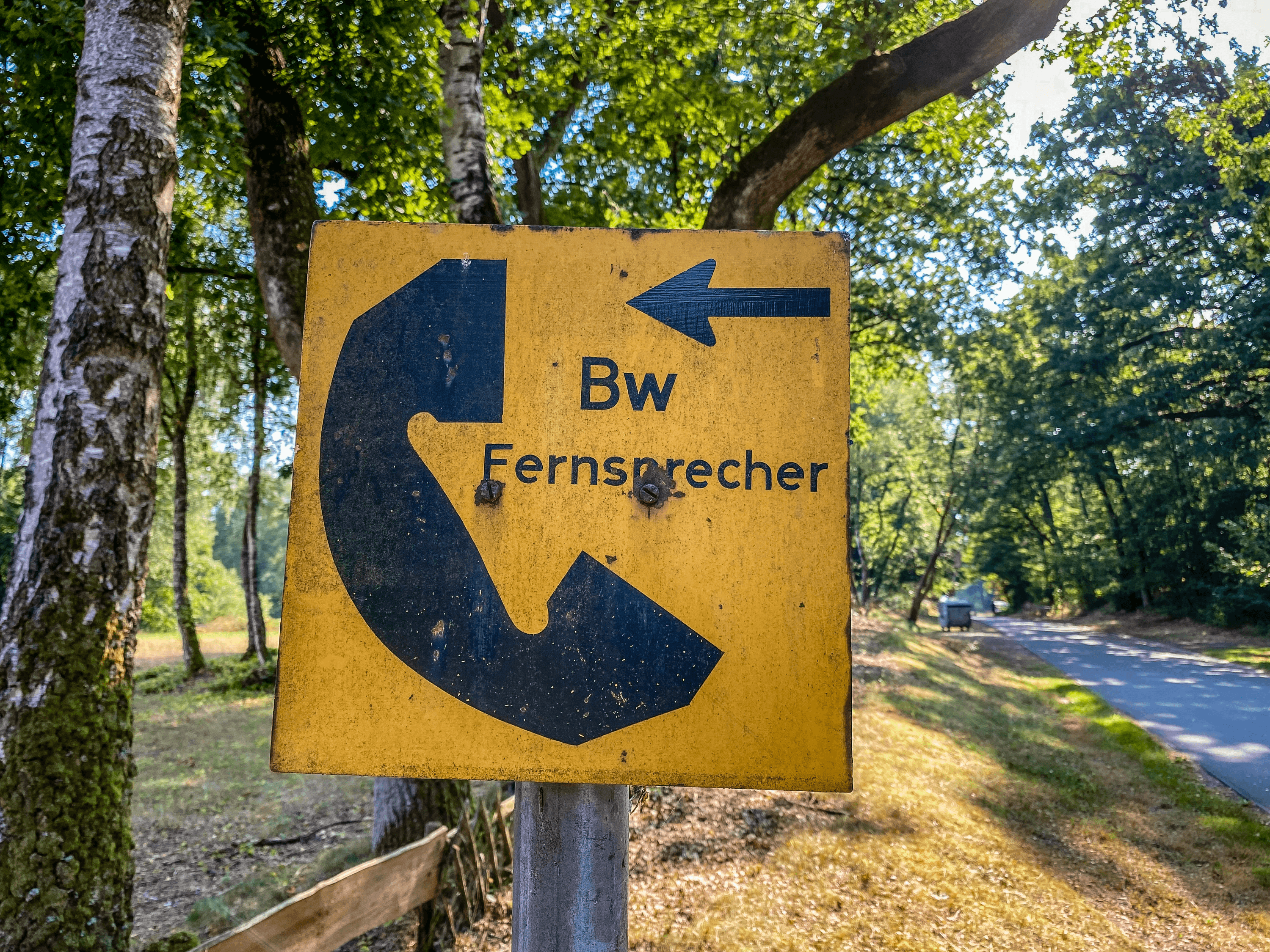 Sogar Telefon gibt es in Lopau, dem lost place, noch