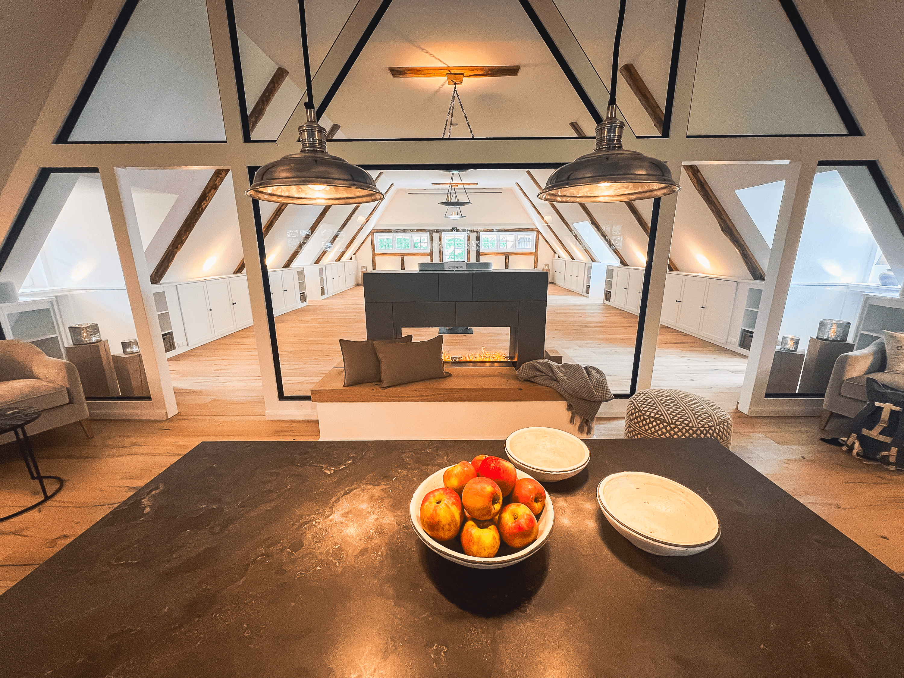 großer Yoga Raum unter Reet im Hotel stimbekhof für tolle yoga retreatments