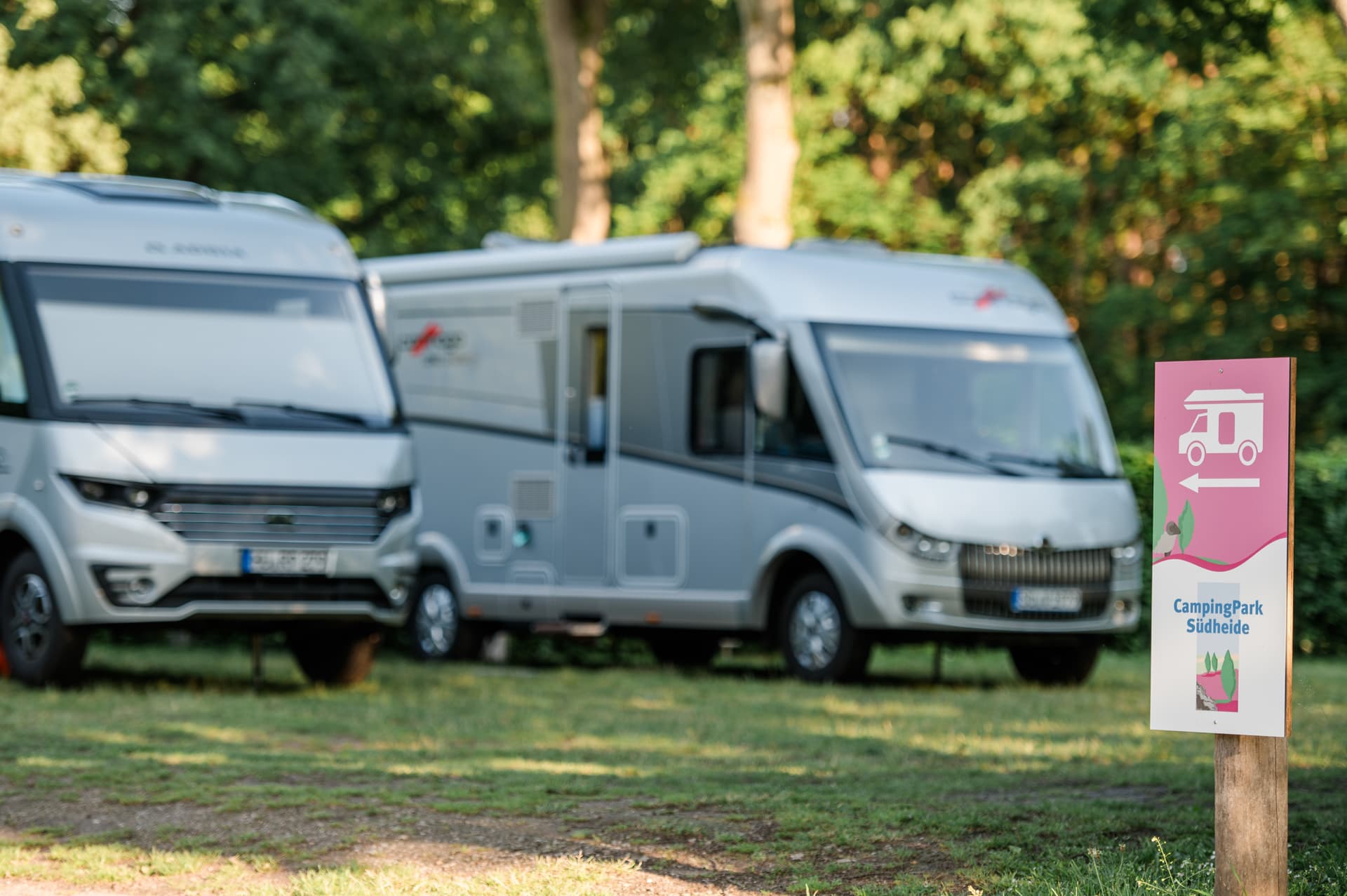 Wohnmobil-Stellplätze vor der Schranke Campingpark Südheide