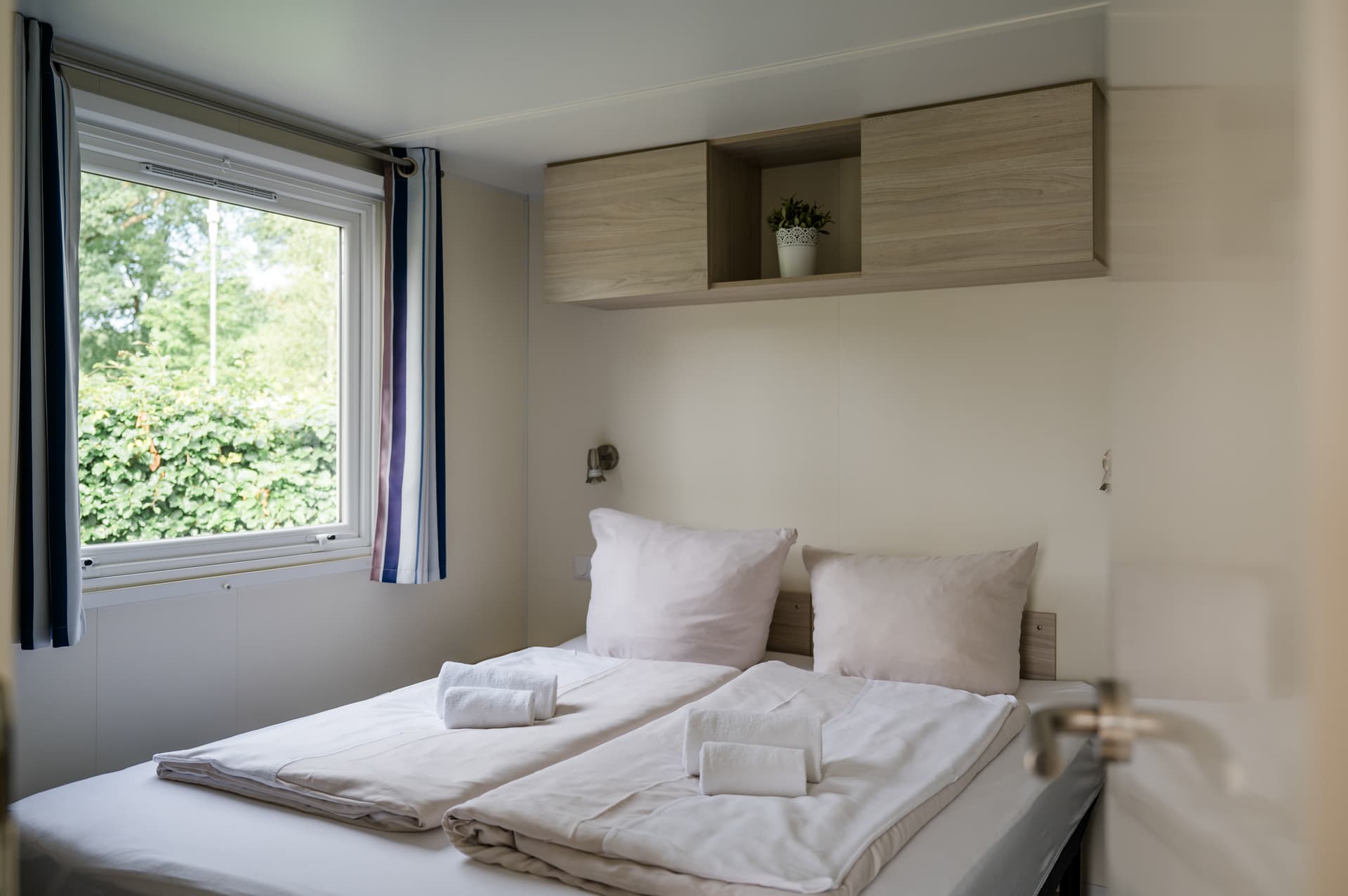 schlafzimmer im ferienhaus für 2 personen im campingpark südheide