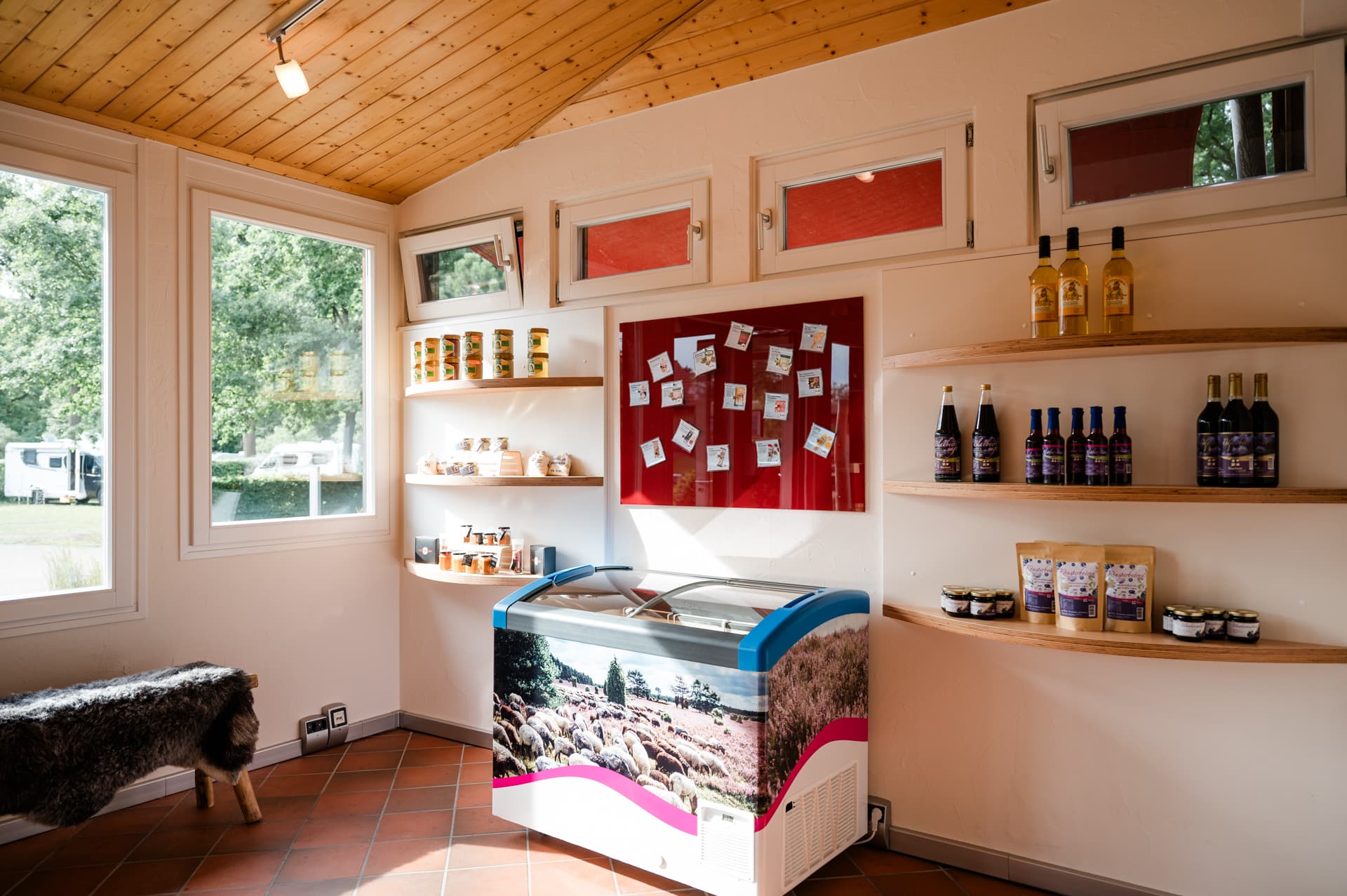 einkaufen im mini markt des campingpark südheide