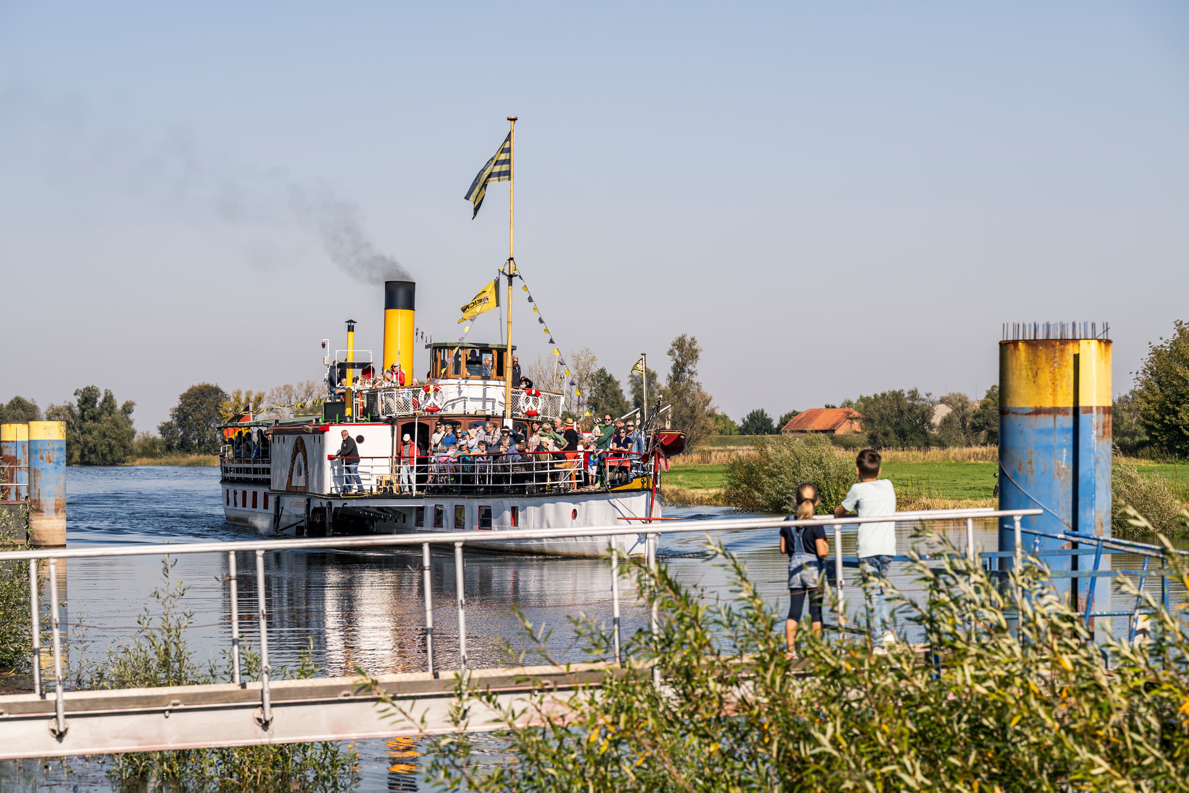 Ankunft des Raddampfer Kaiser Wilhelm im Hafen BleckedeArrival of the paddle steamer Kaiser Wilhelm in Bleckede harbourArrivée du bateau à vapeur Kaiser Wilhelm dans le port de BleckedeAankomst van het raderstoomschip Kaiser Wilhelm in de haven van BleckedeAnkomst af hjuldamperen Kaiser Wilhelm til Bleckede havn