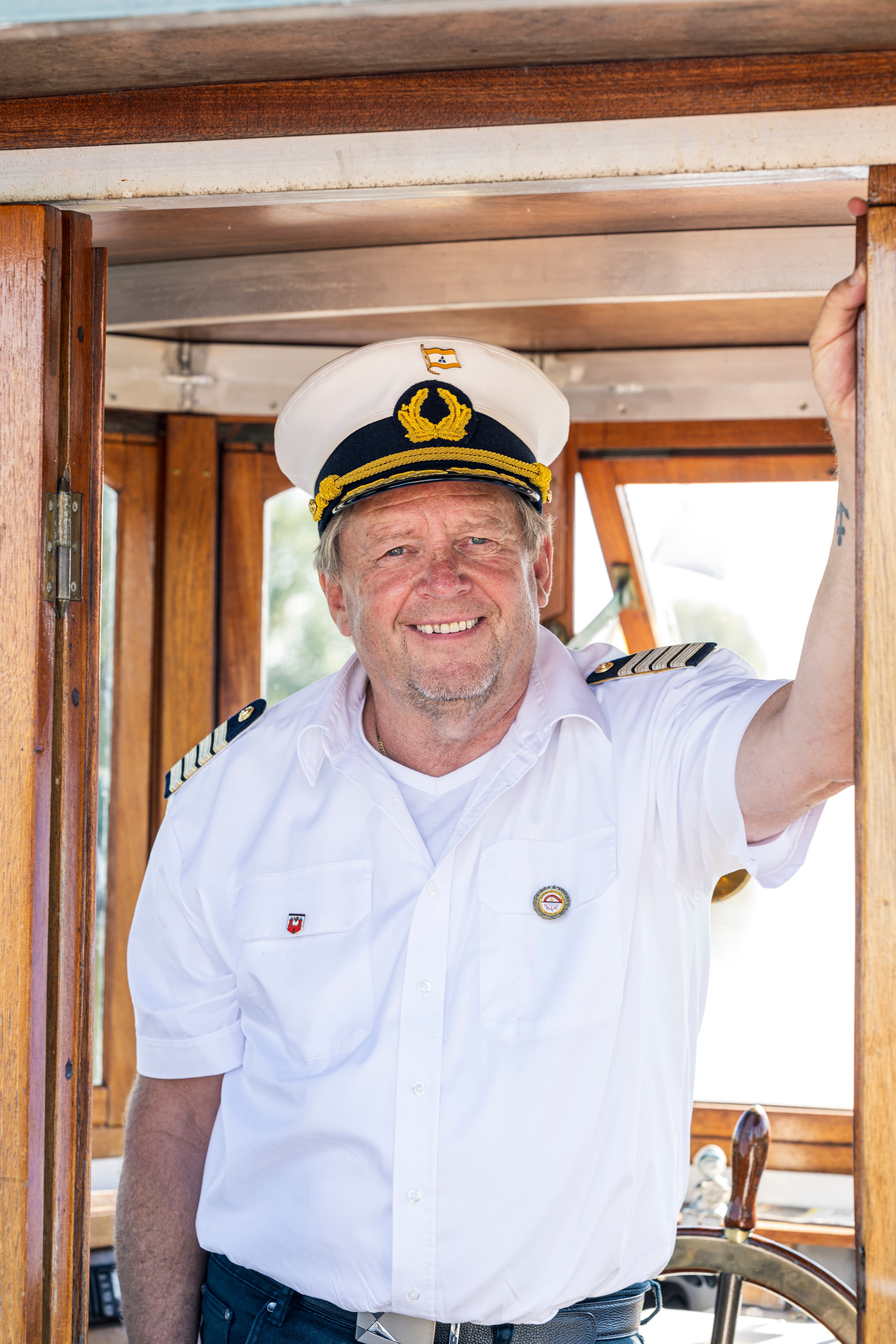 Der Kapitän des Kaiser Wilhelm in seinem SteuerhausThe captain of the Kaiser Wilhelm in his wheelhouseLe capitaine du Kaiser Wilhelm dans sa timonerieDe kapitein van de Kaiser Wilhelm in zijn stuurhutKaptajnen på Kaiser Wilhelm i sit styrehus