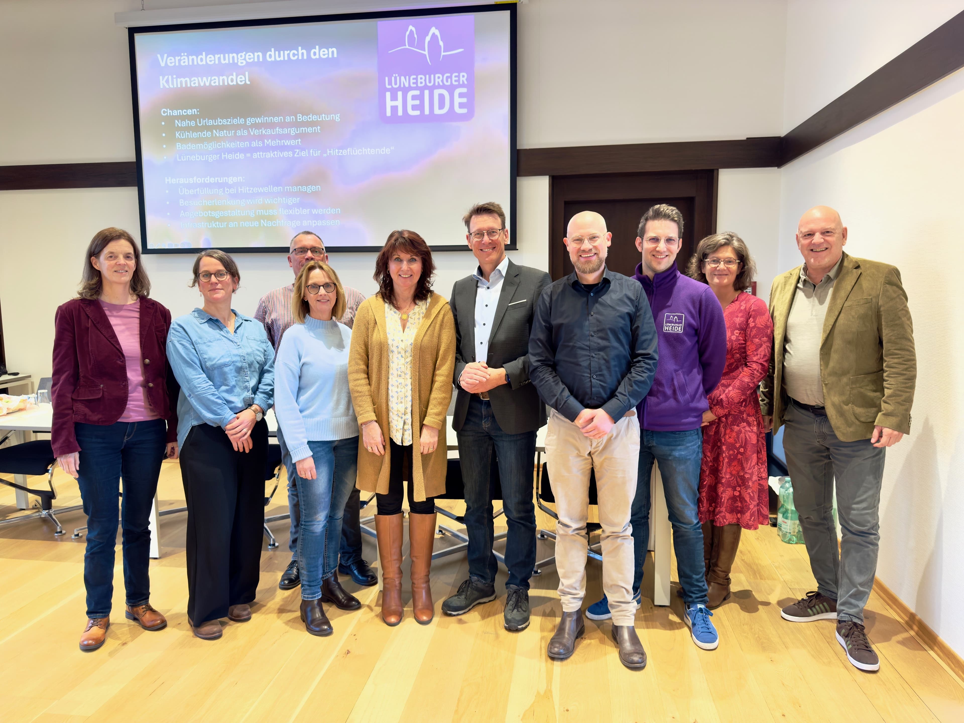 eine gruppe menschen lacht in die kamera