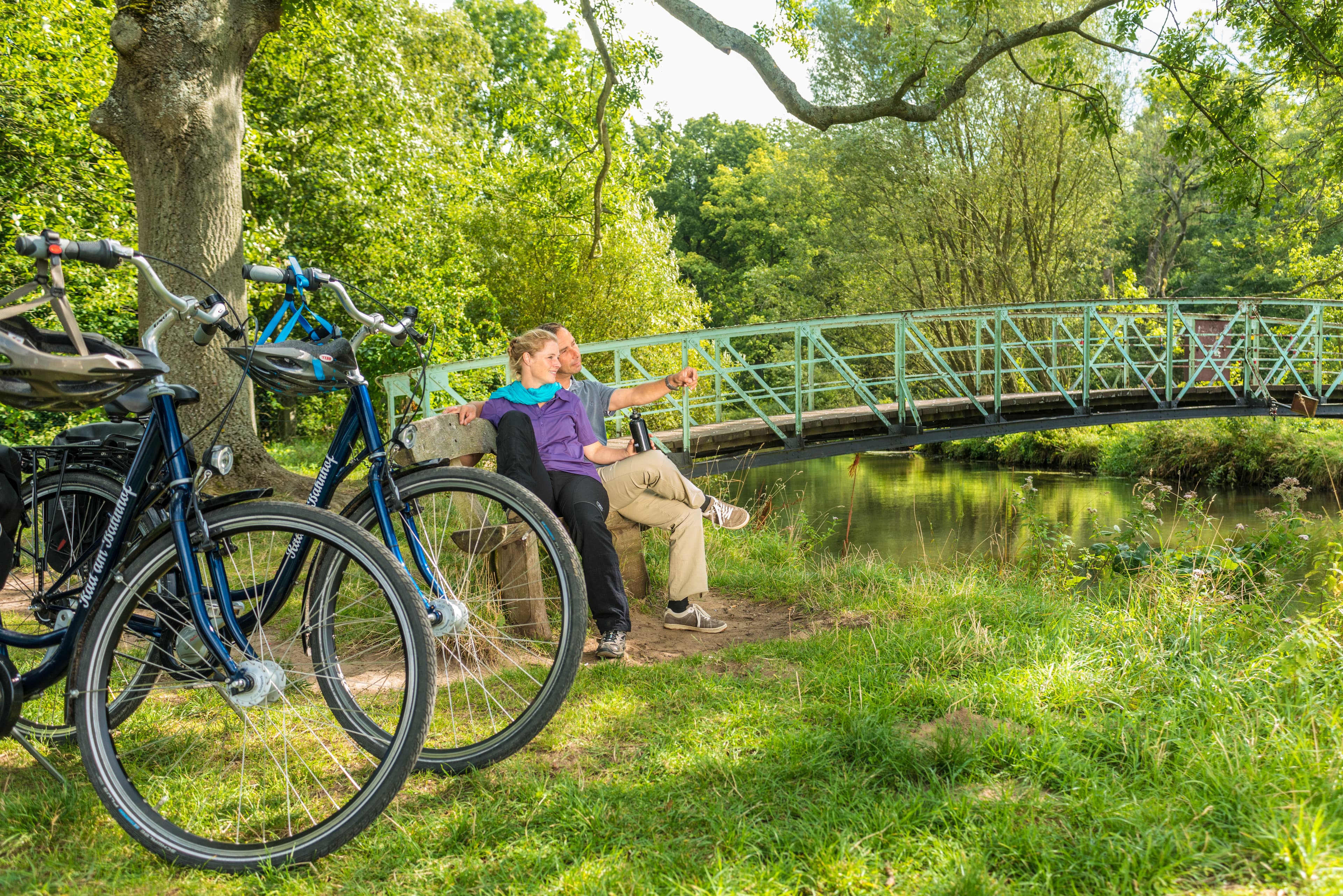 Fahrradweg durch Wald und entlang von Wasser