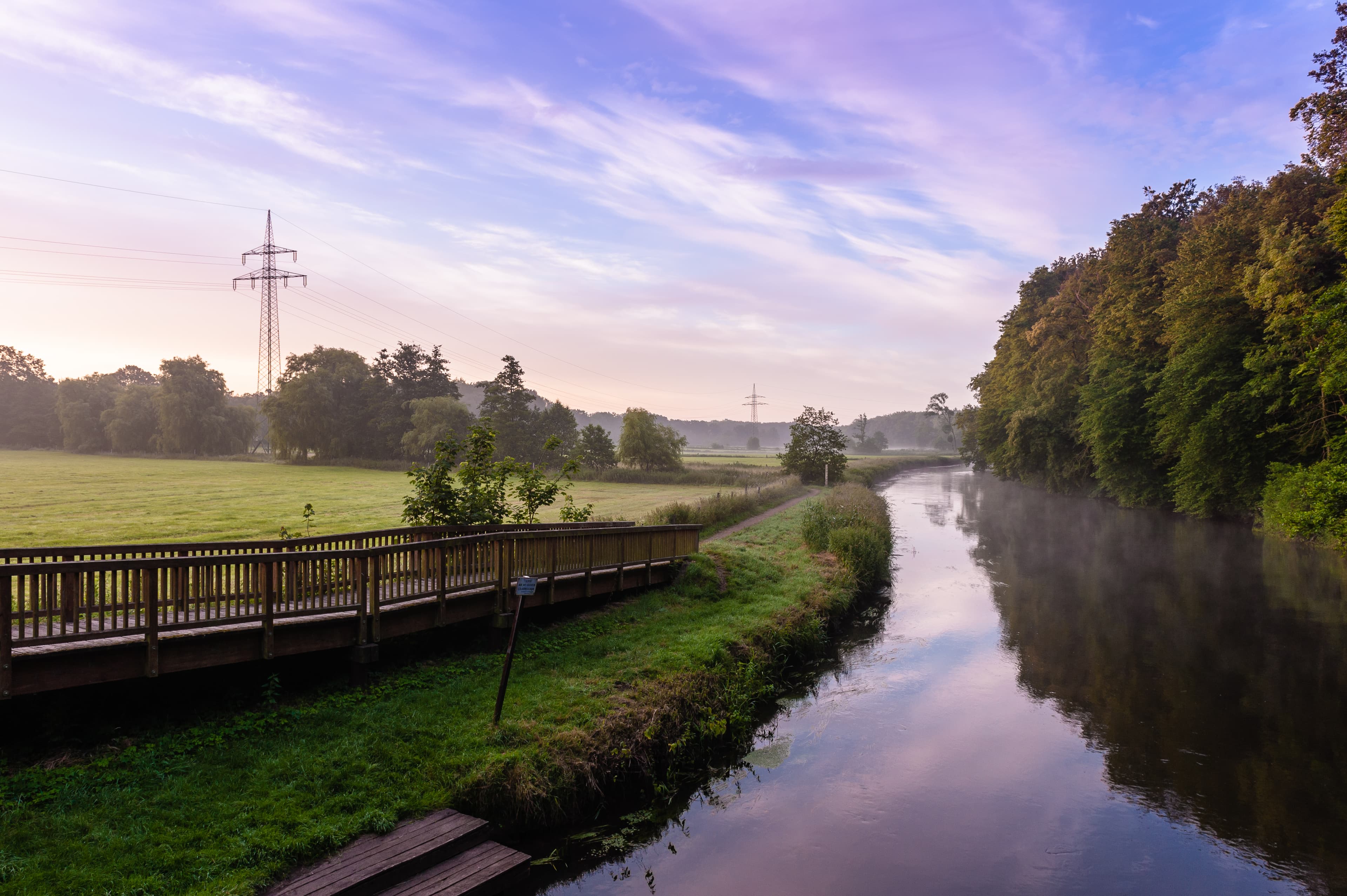 Die Ilmenau bei Bienenbüttel und der Radweg daneben