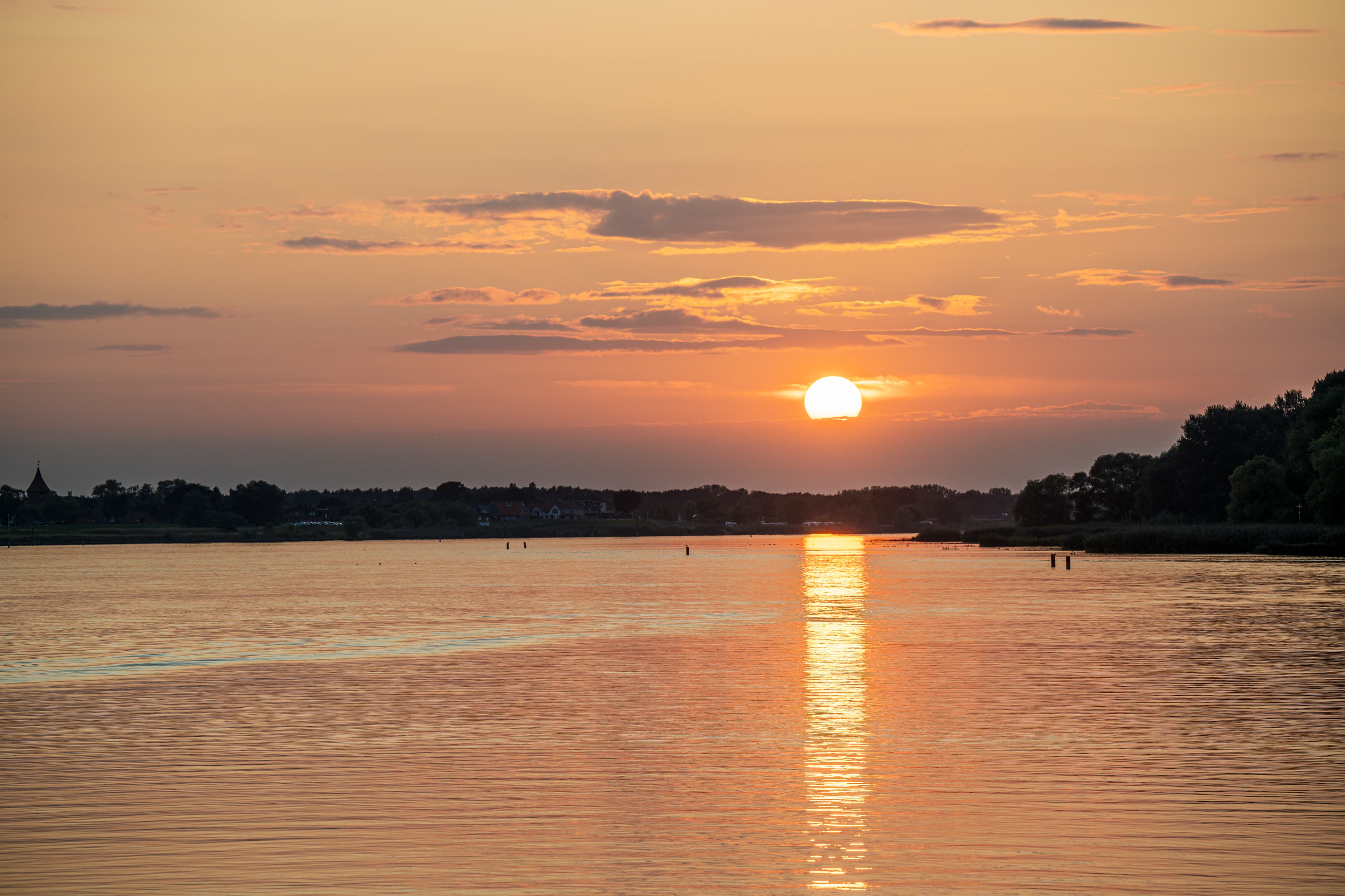 Sonnenuntergang vom Fahrgastschiff Lüneburger HeideSunset from the Lüneburg Heath passenger shipCoucher de soleil depuis le bateau à passagers Lüneburger HeideZonsondergang vanaf het passagiersschip Lüneburg HeathSolnedgang fra passagerskibet Lüneburg Heath