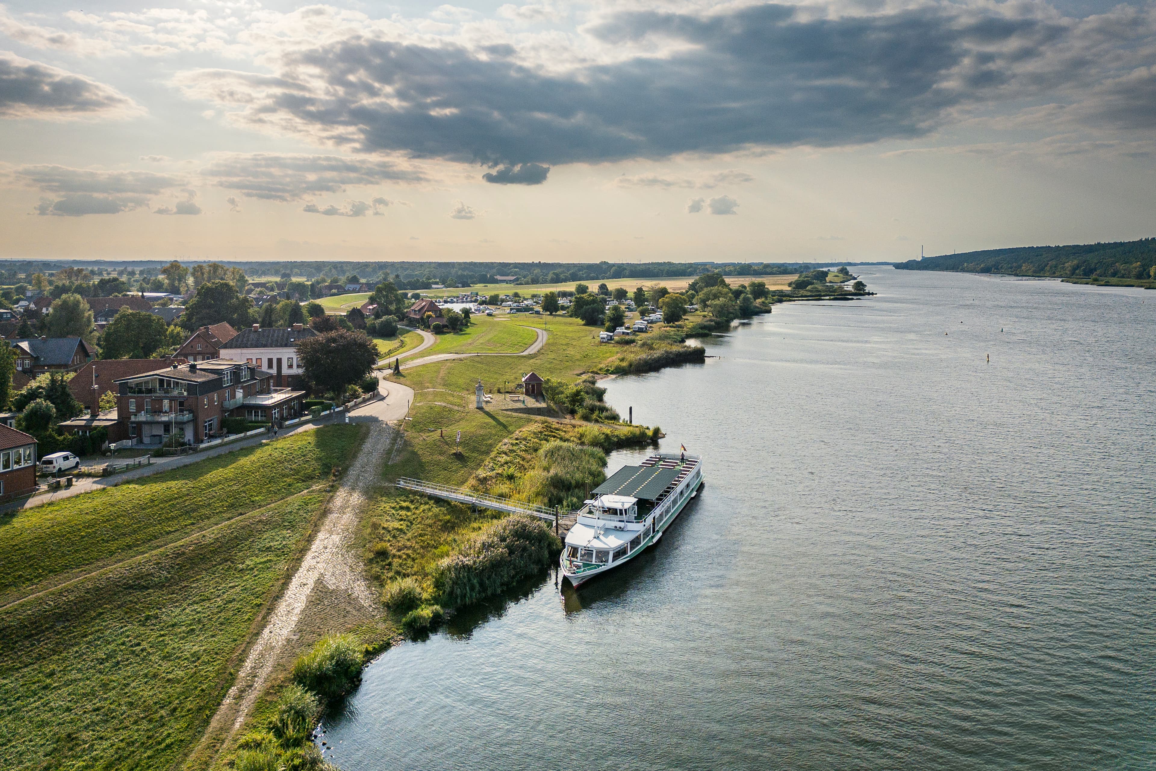 Fahrgastschiff "Lüneburger Heide" auf der Elbe bei ArtlenburPassenger ship "Lüneburger Heide" on the Elbe near ArtlenburBateau à passagers "Lüneburger Heide" sur l'Elbe à ArtlenburPassagiersschip "Lüneburger Heide" op de Elbe bij ArtlenburPassagerskibet "Lüneburger Heide" på Elben nær Artlenbur