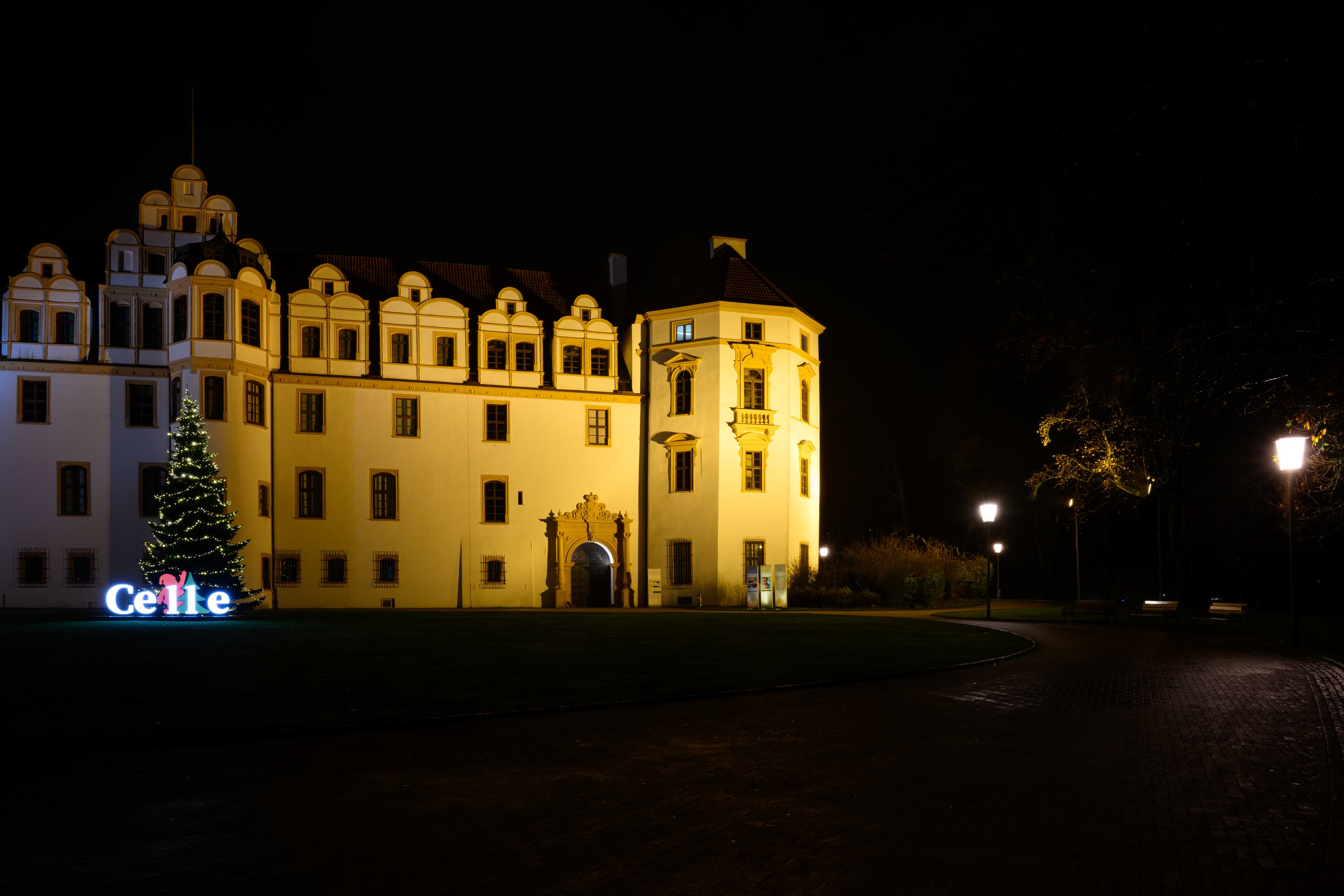 Celler Schloss zur Weihnachtszeit beleuchtet Lüneburger Heide
