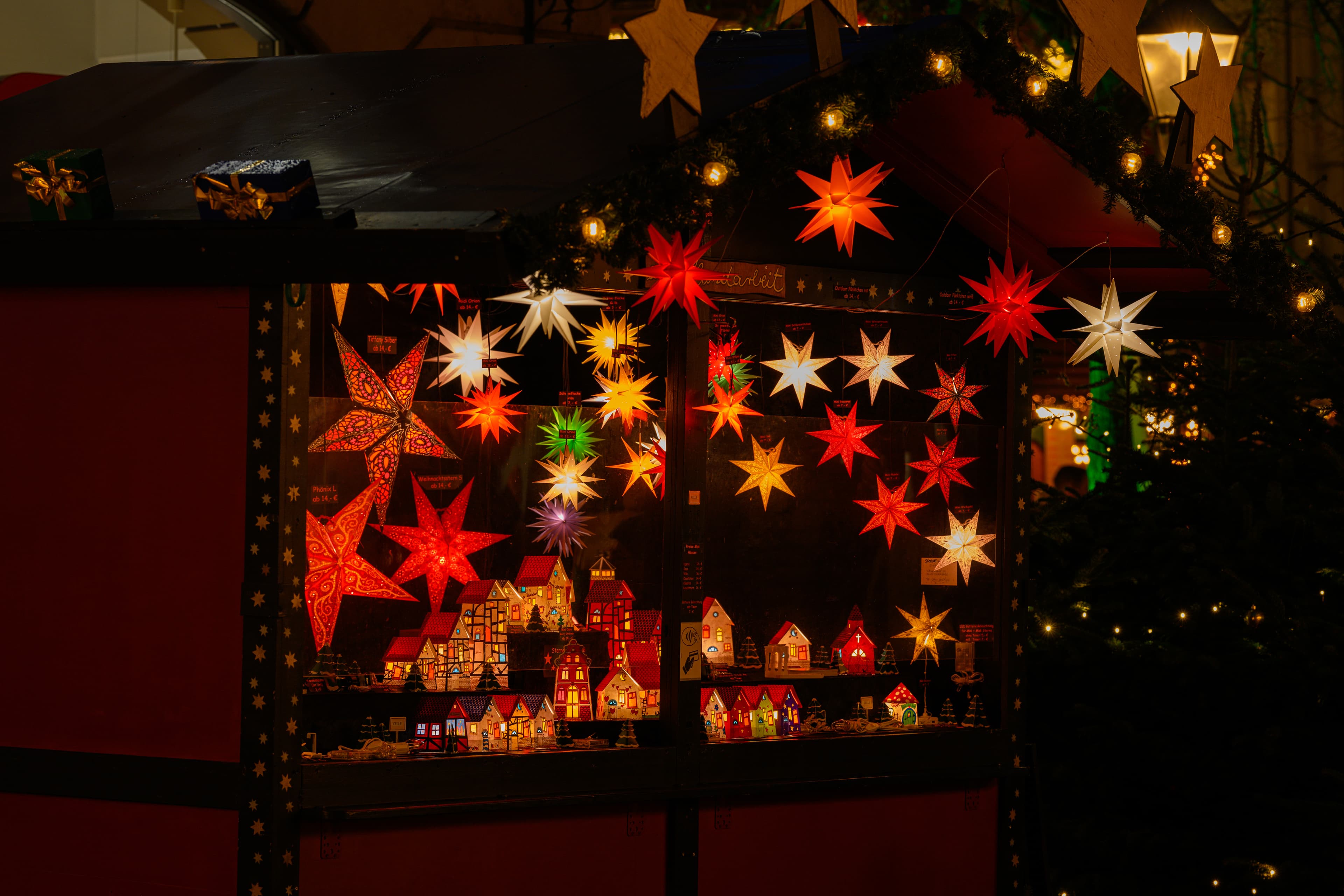 Stand mit leuchtenden Sternen auf dem Celler Weihnachtsmarkt