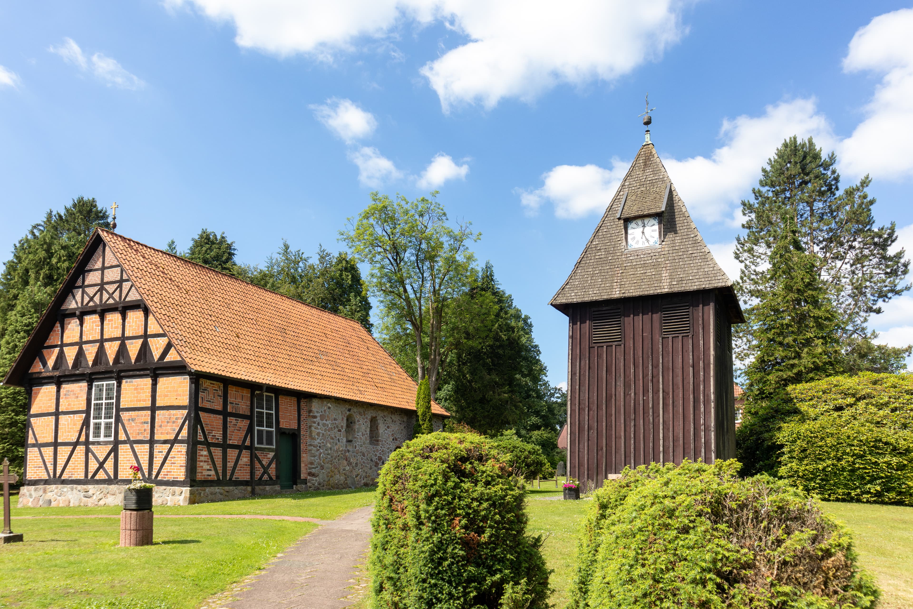berühmt ist die Die St Magdalena Kirche aus feldsteinen in Undeloh