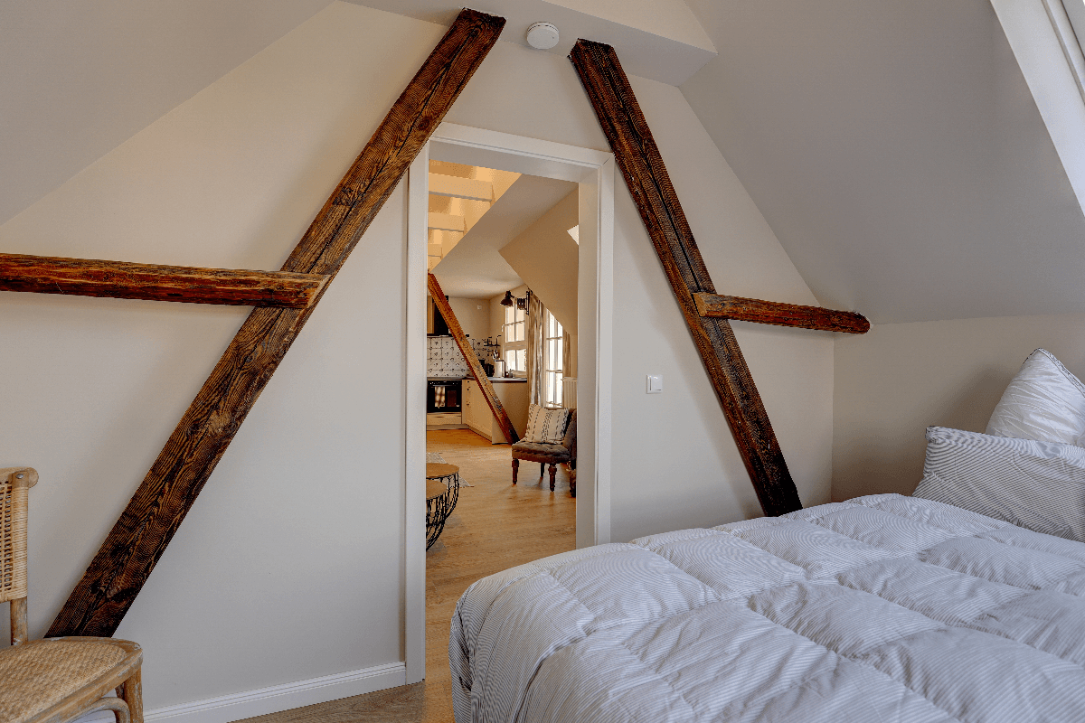 MiRiS Ferienwohnung Celle Schlafzimmer mit Blick ins Wohnzimmer