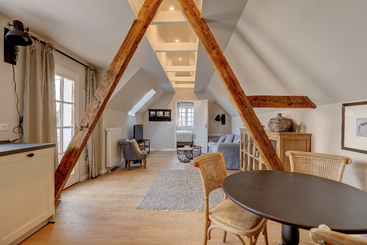 MiRiS Ferienwohnung Celle Wohnbereich mit Sofa und Esstisch