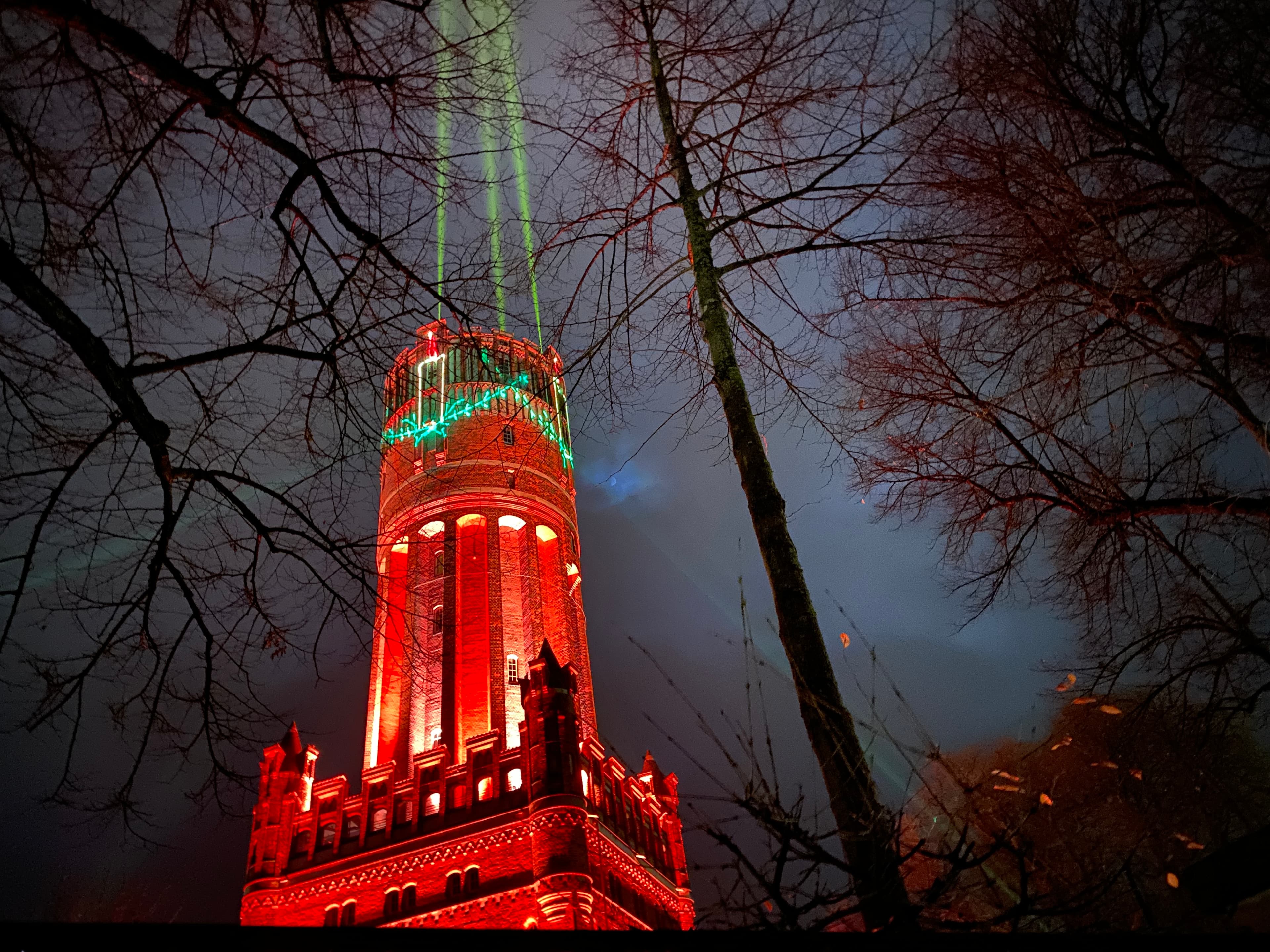weihnachten wird der wasserturm lüneburg beleuchtet