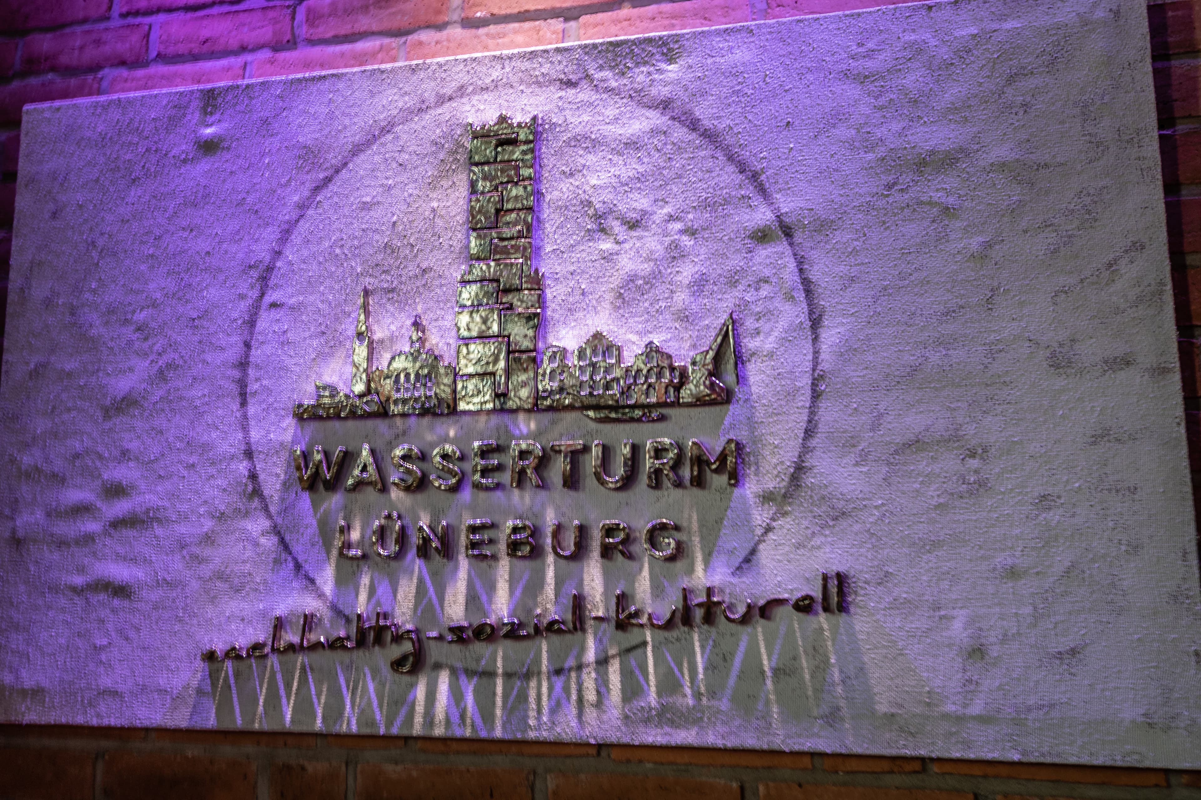 ein sichtbares wahrzeichen ist der wasserturm lüneburg