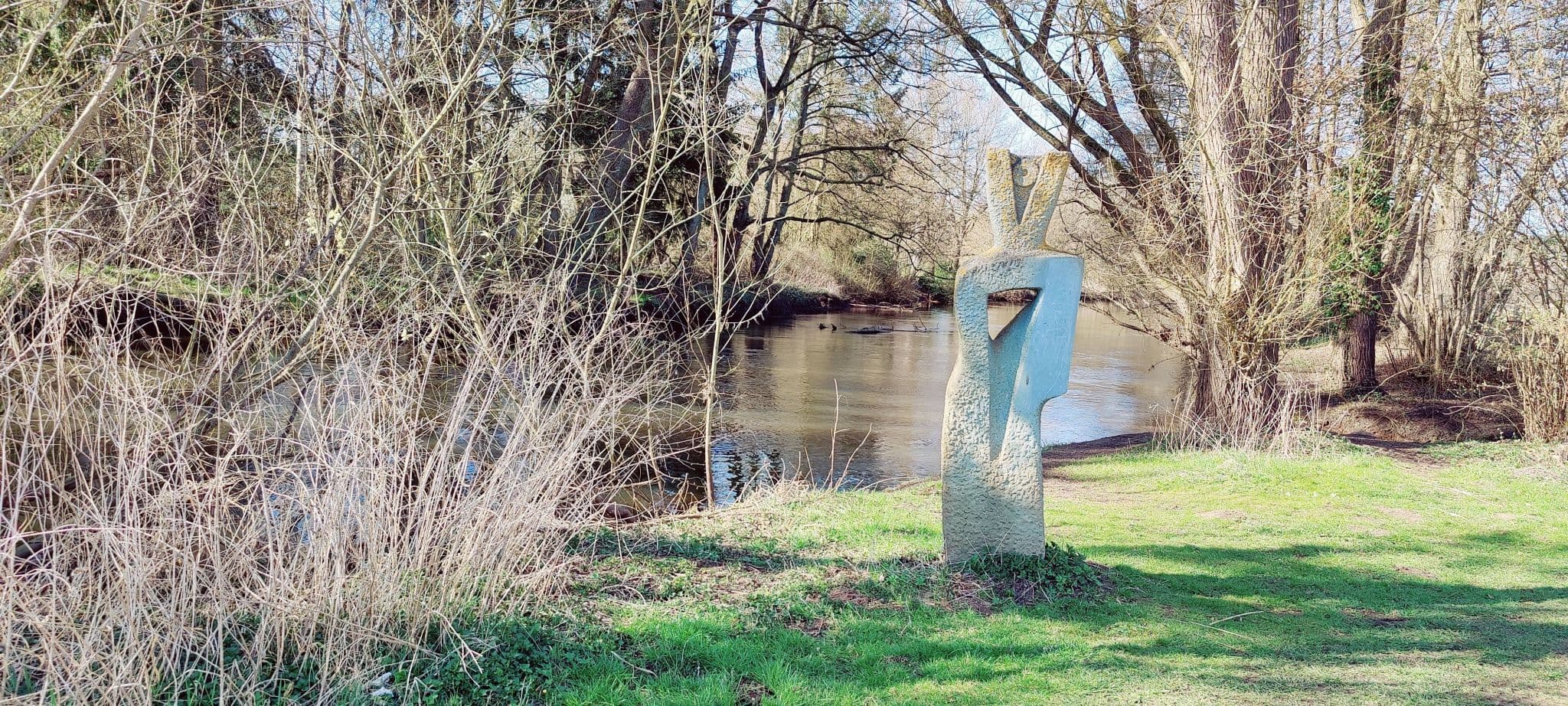Skulptur „Flusswächterin“ von Gisela Milse an der Ilmenau