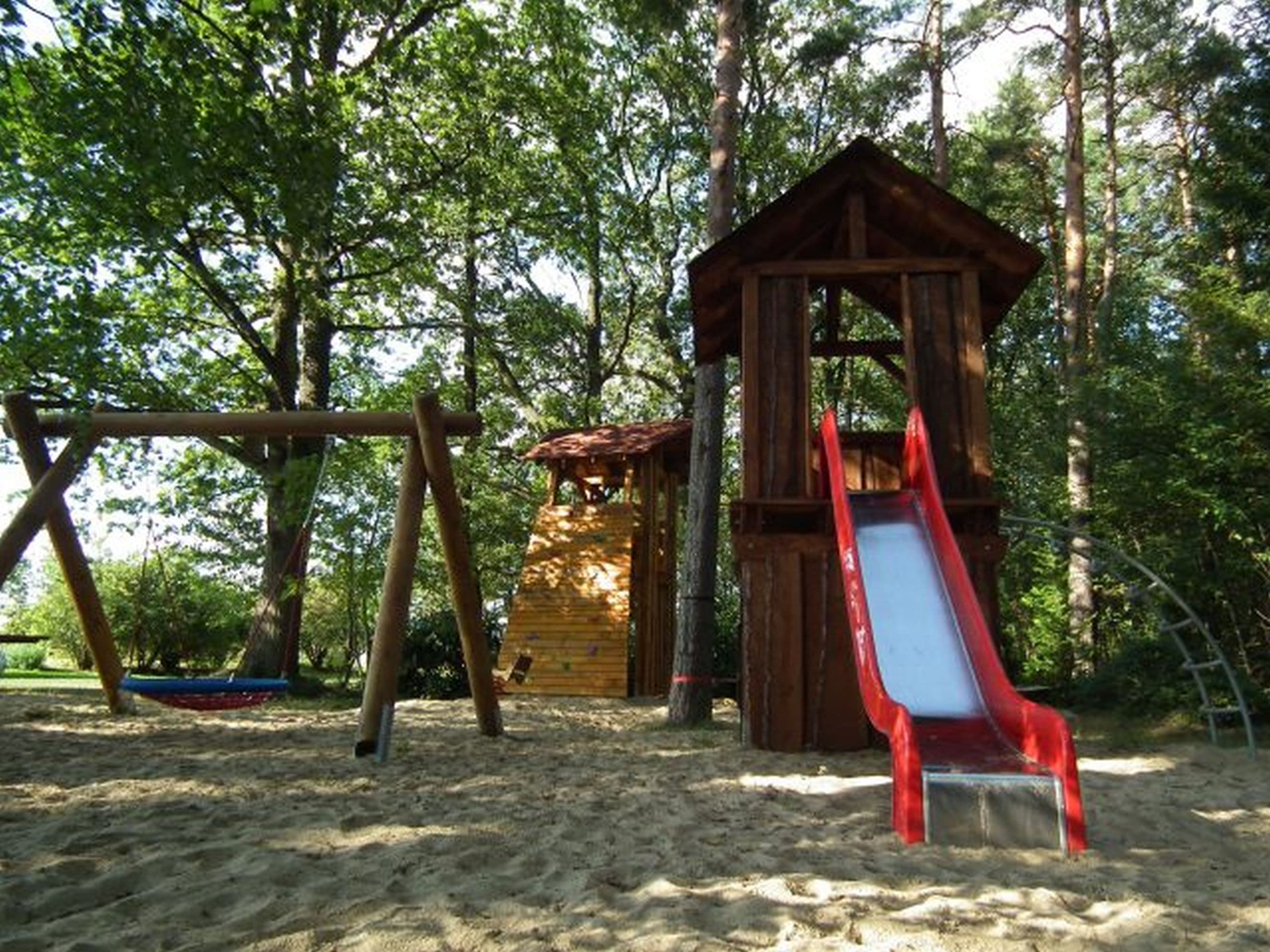 Spielplatz mit Rutsche und Schaukel auf dem Ferienhof Stegen in Wietzendorf