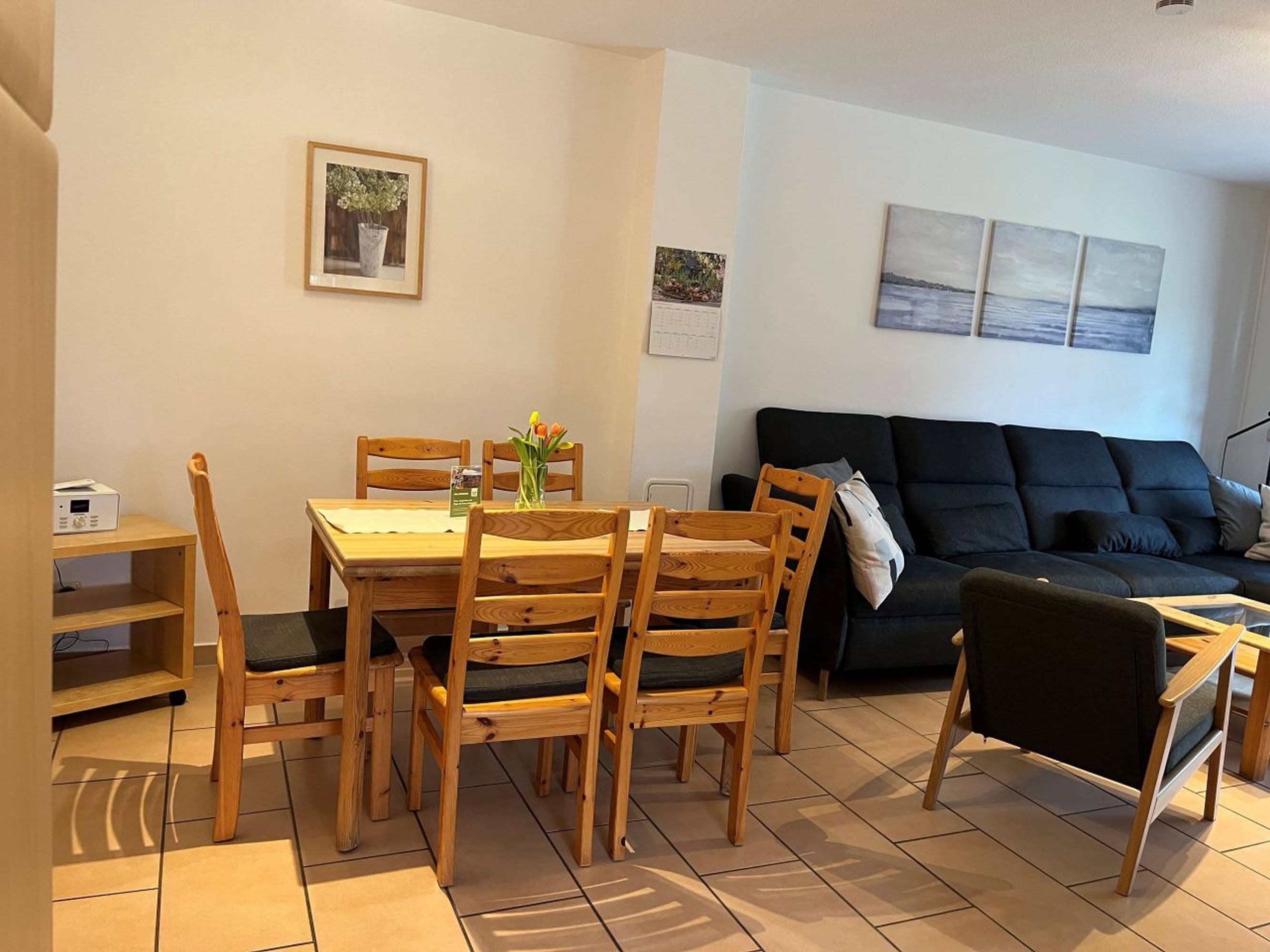 Wohn- und Essbereich in der Ferienwohnung Sommergold auf dem Ferienhof Stegen in Wietzendorf in der Lüneburger Heide