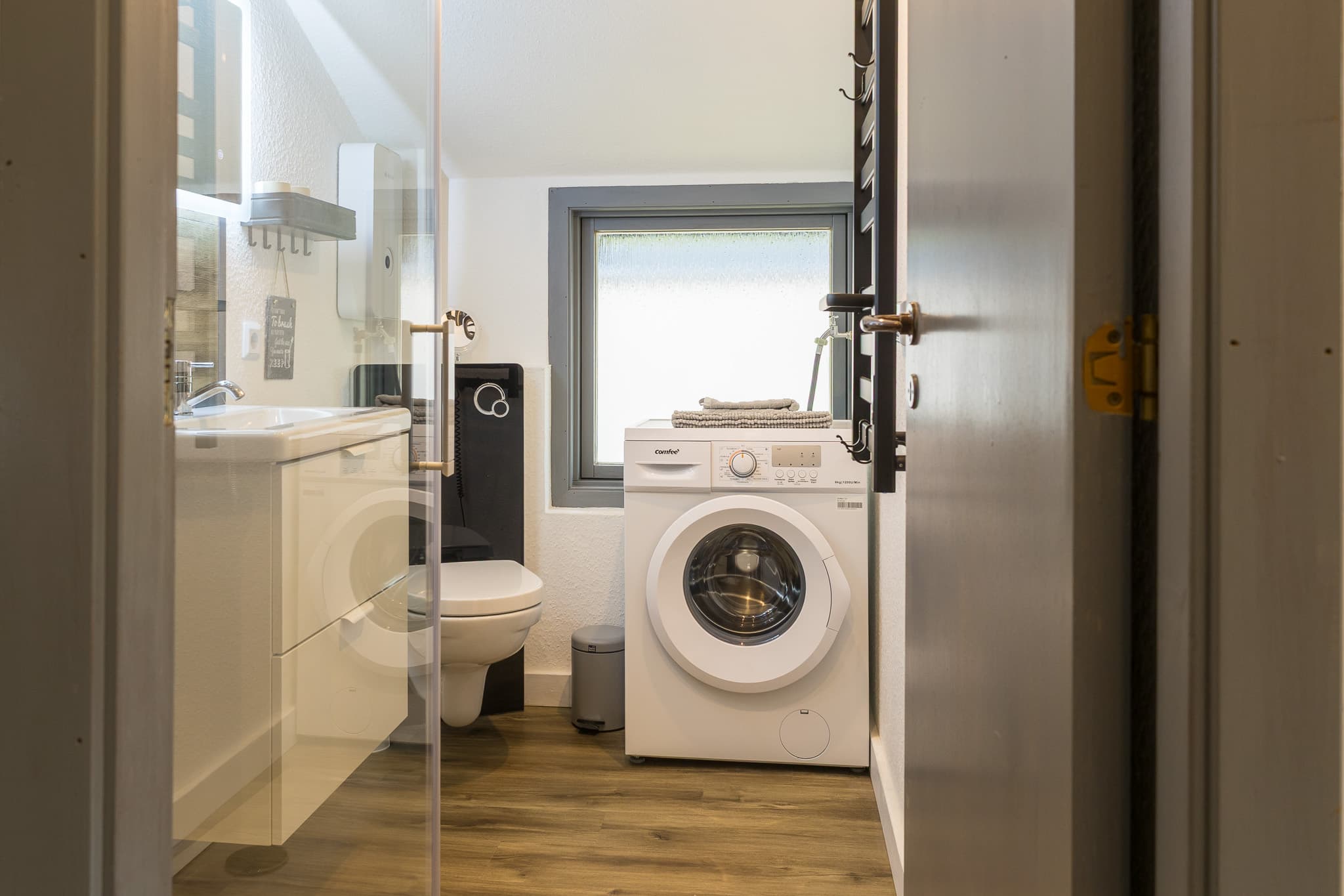 Ferienhaus Trä Hus Badezimmer mit Waschmaschine