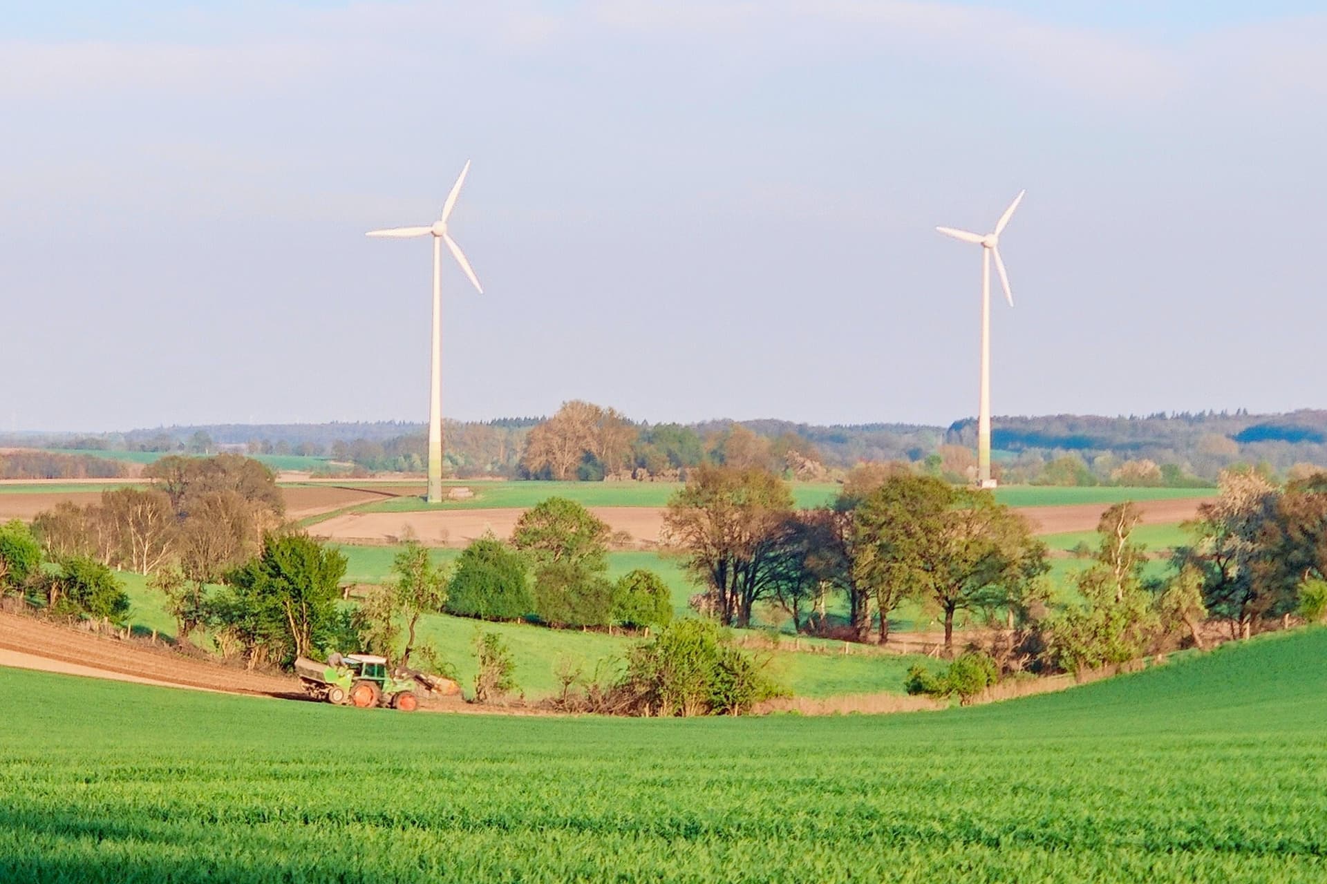 Agrarlandschaft mit Traktor und Windrädern bei Bornsen (Heideregion Uelzen)
