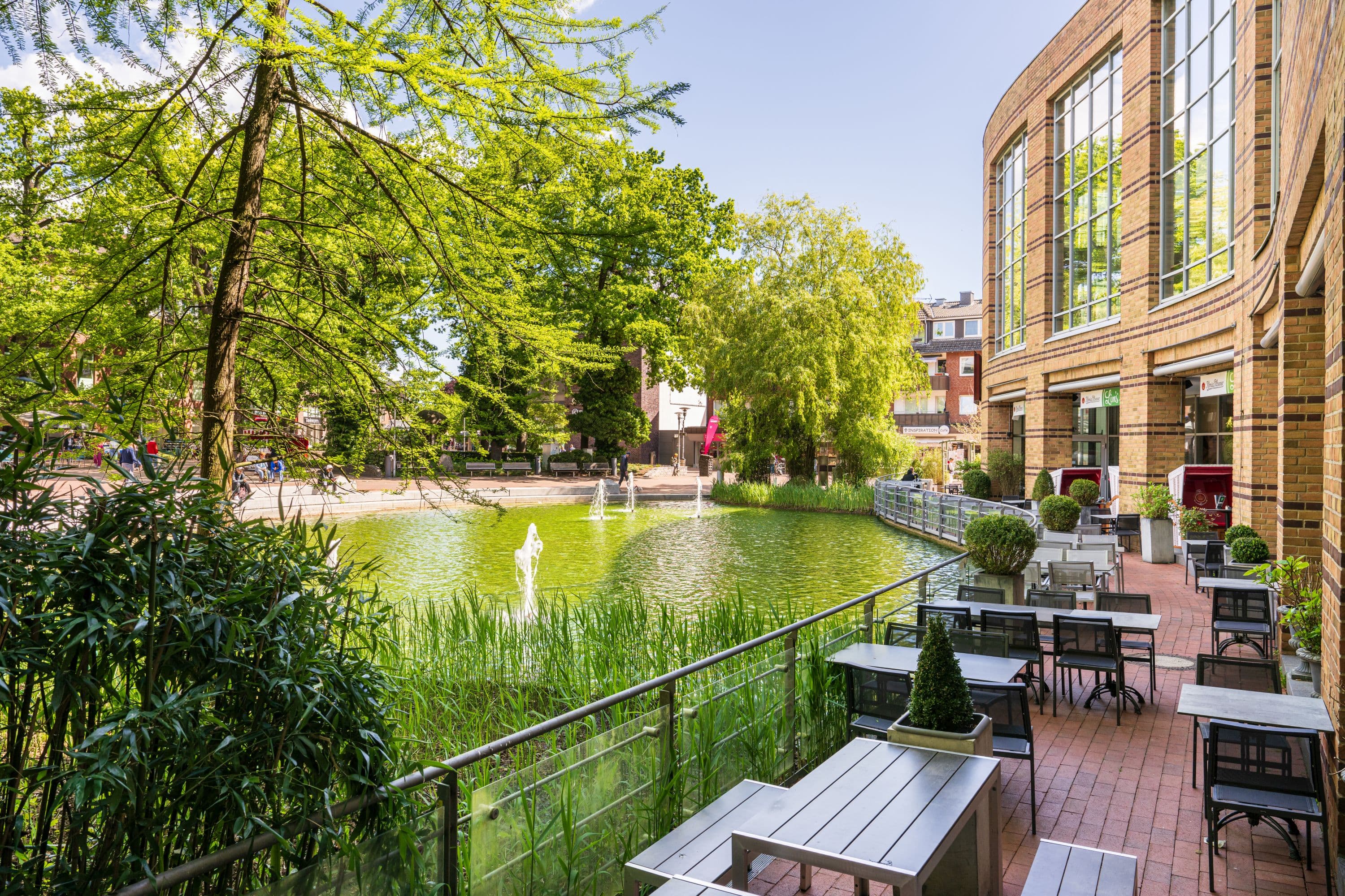 Terrasse neben einem Brunnen im Stadtzentrum von Buchholz in der Nordheide im Frühling