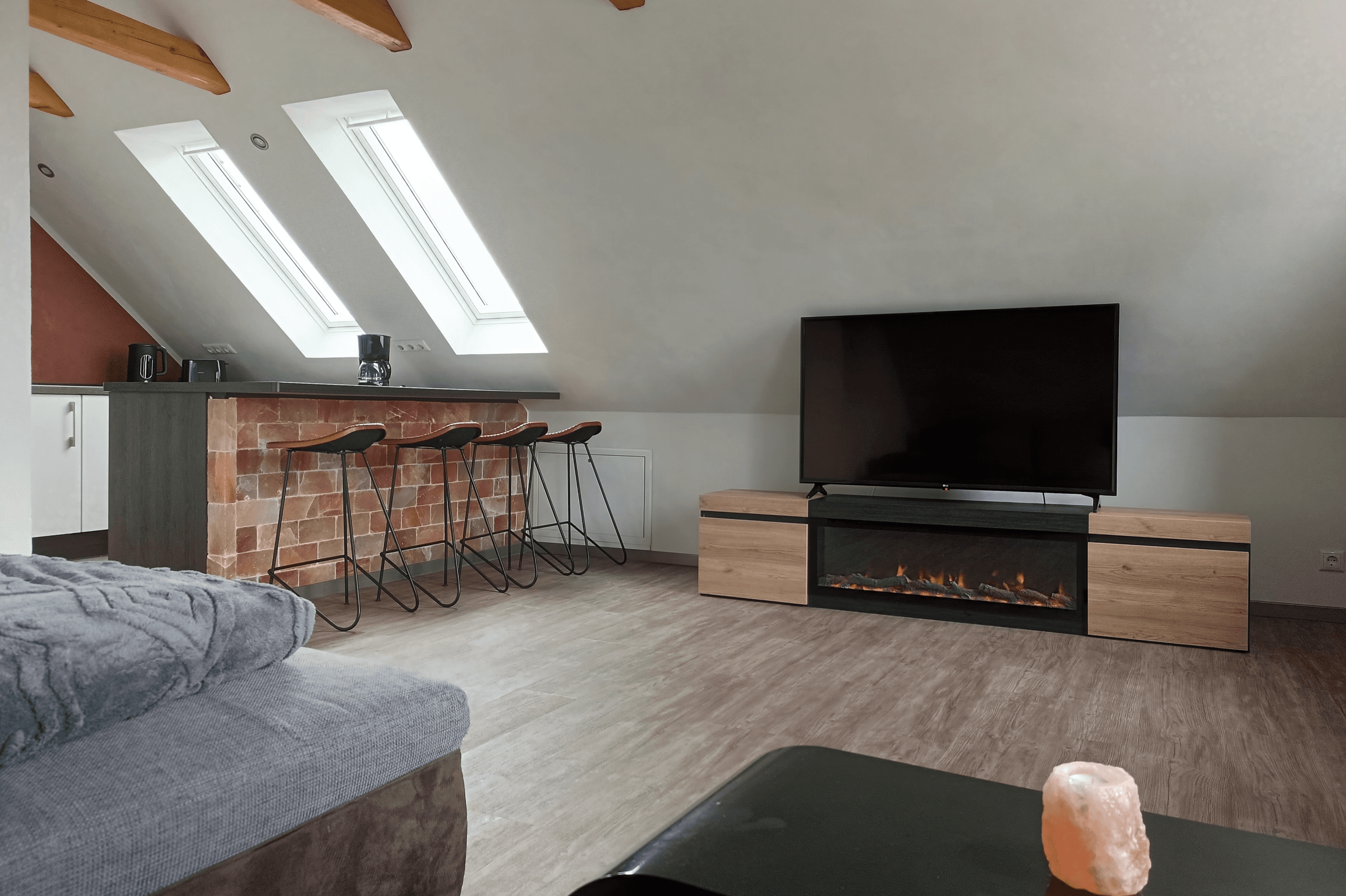 Wohnzimmer und Küchentresen in der Ferienwohnung Allerblick in Celle