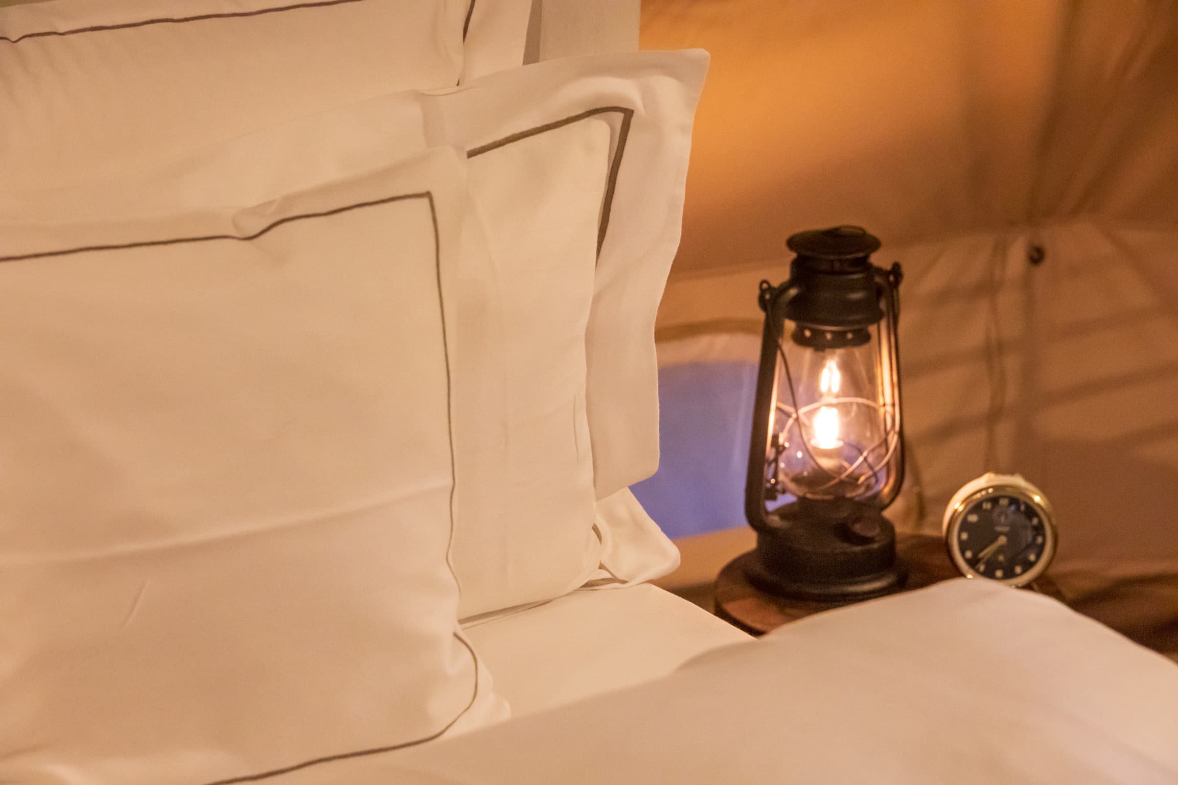 luxuriöse ausstattung im glampingzelt in der lüneburger heide