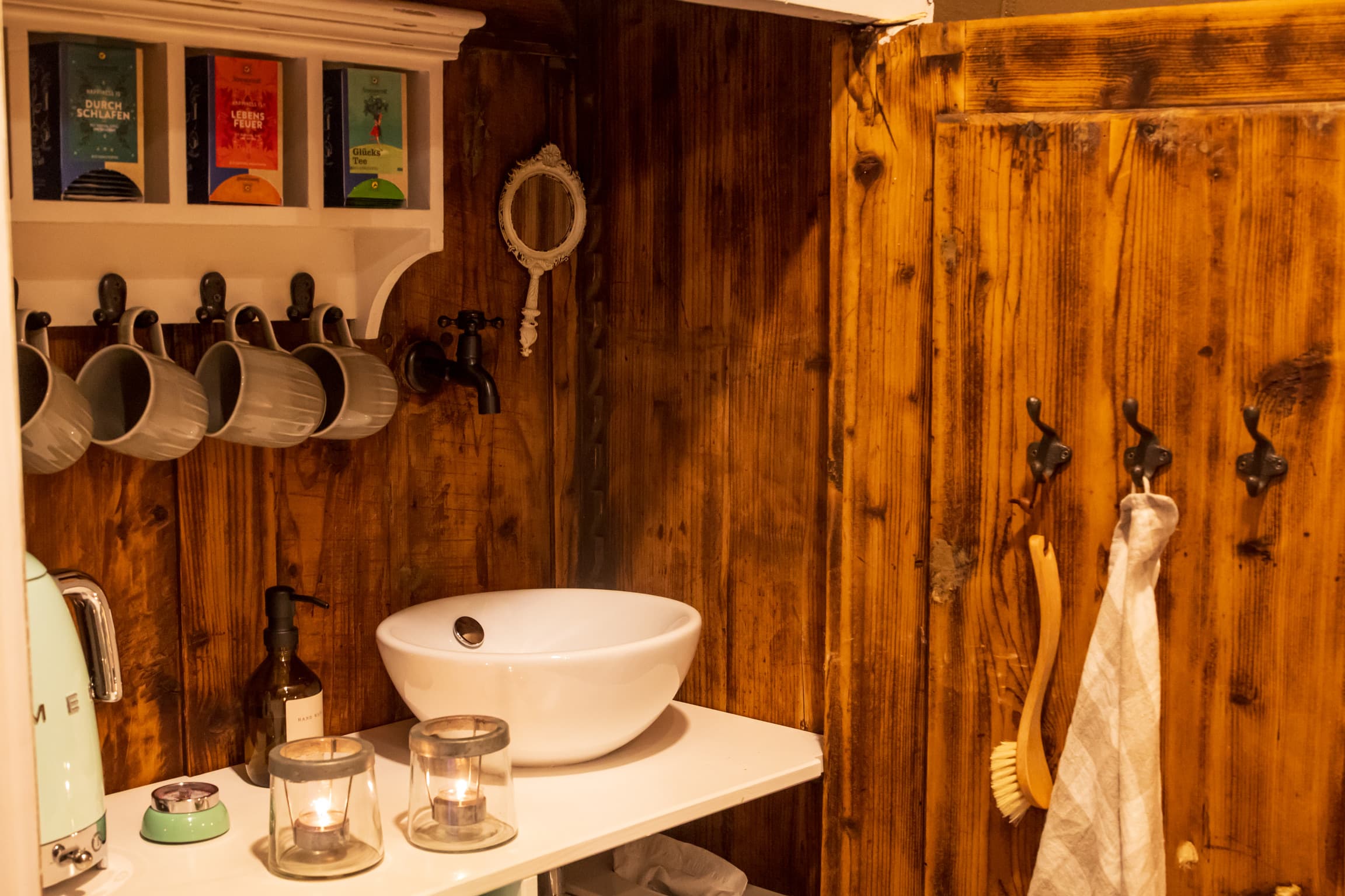 das glampingzelt ist gut ausgestattet mit küchenartikeln