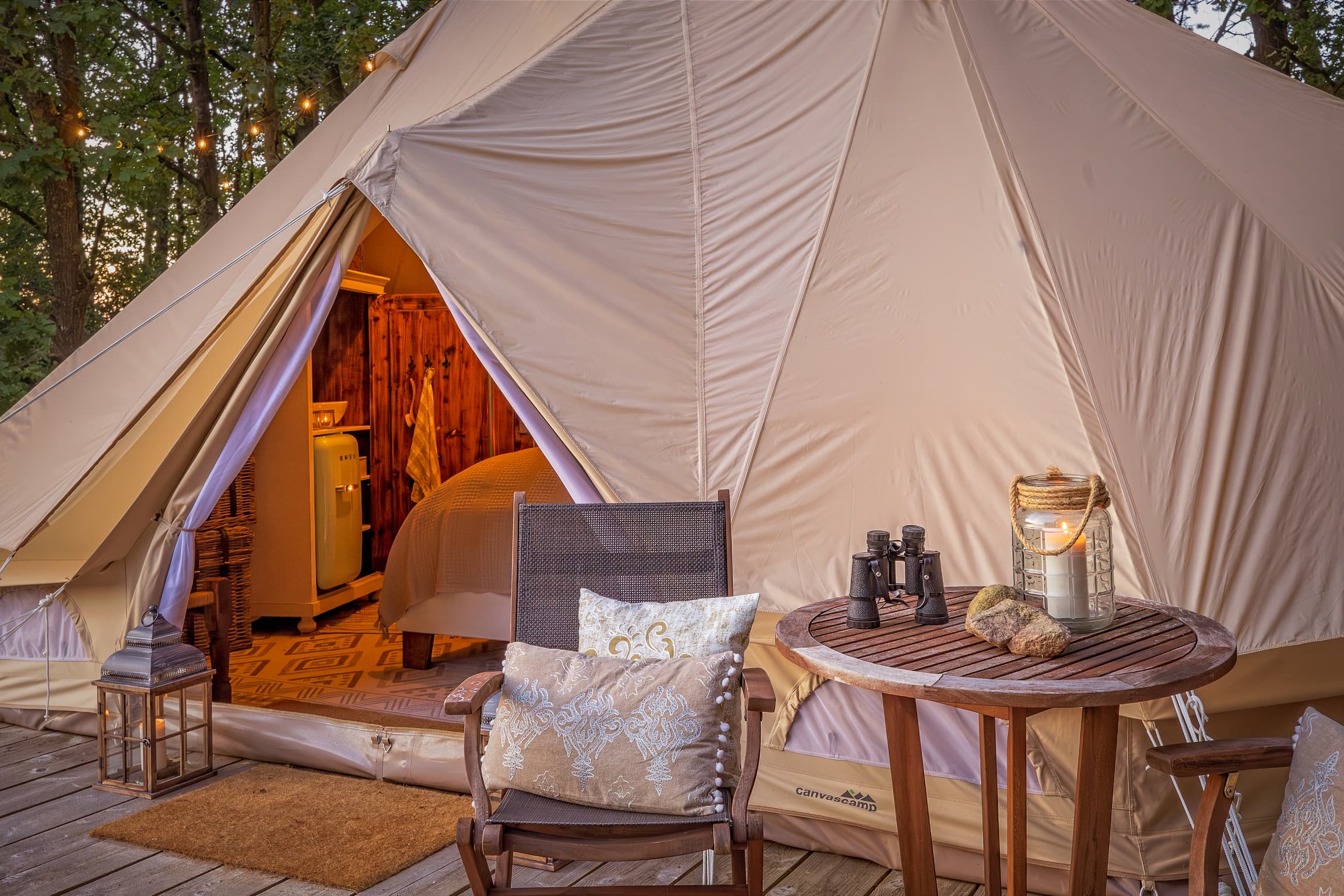 abends gemütlich vor dem luxus zelt sitzen in der lüneburger heide