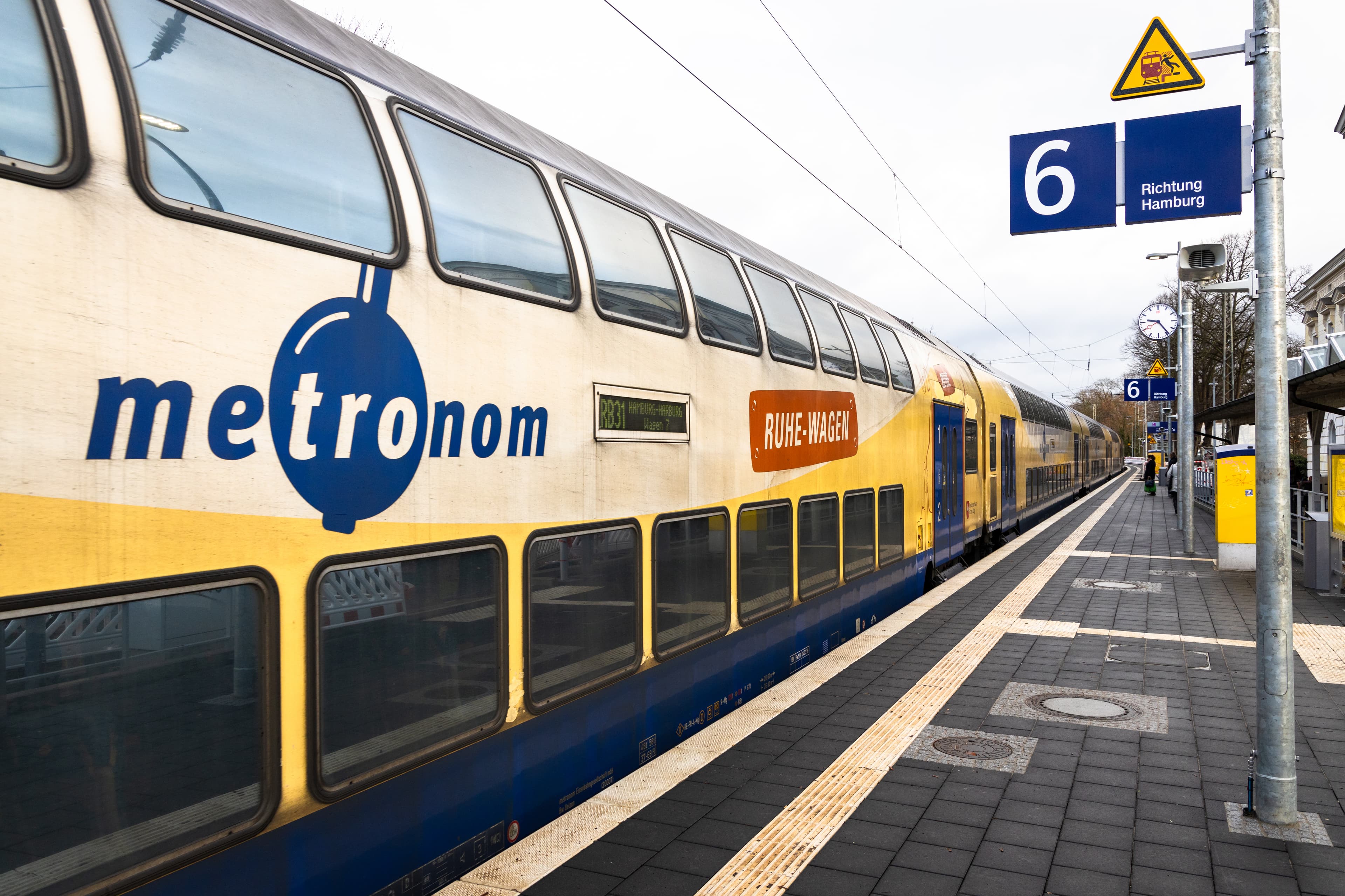 Metronom Zug am Bahnhof Lüneburg