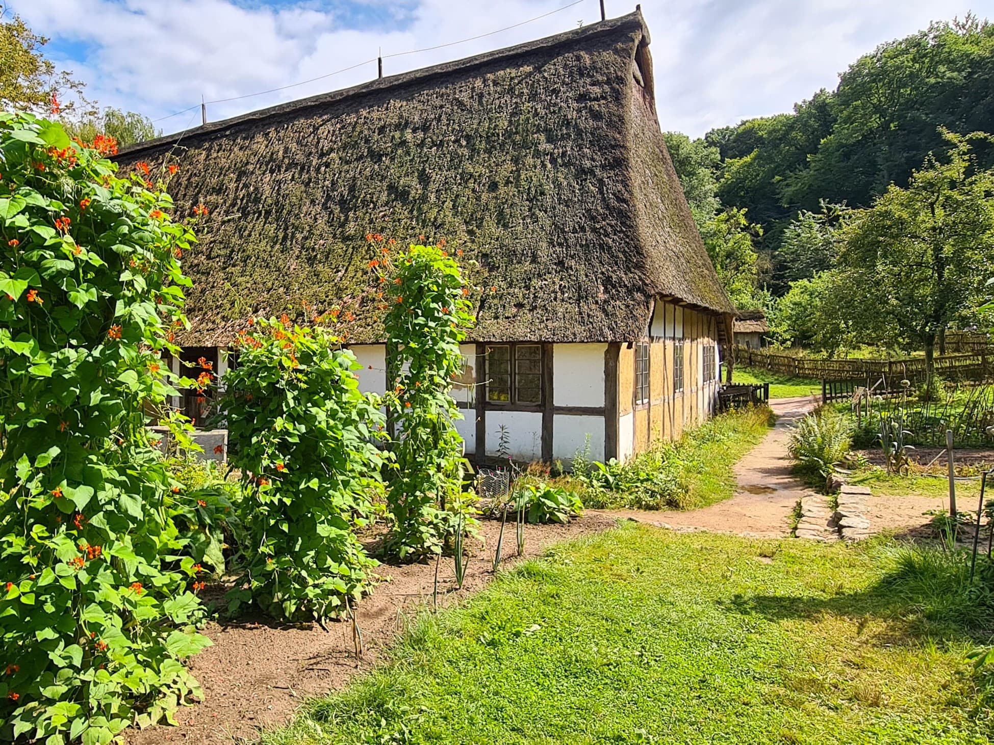 Historisches Gebäude mit Garten