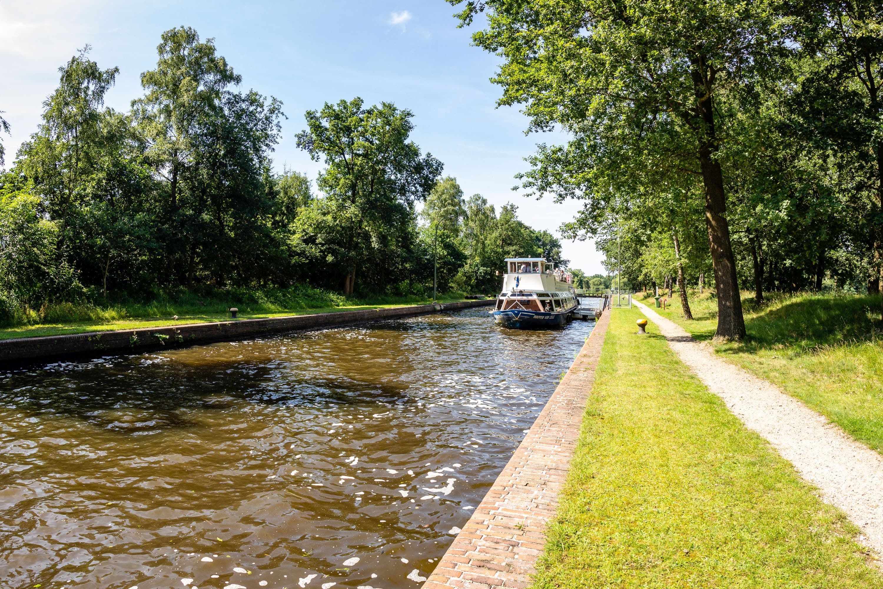 Schiff an der Oldauer Schleuse bei Hambühren