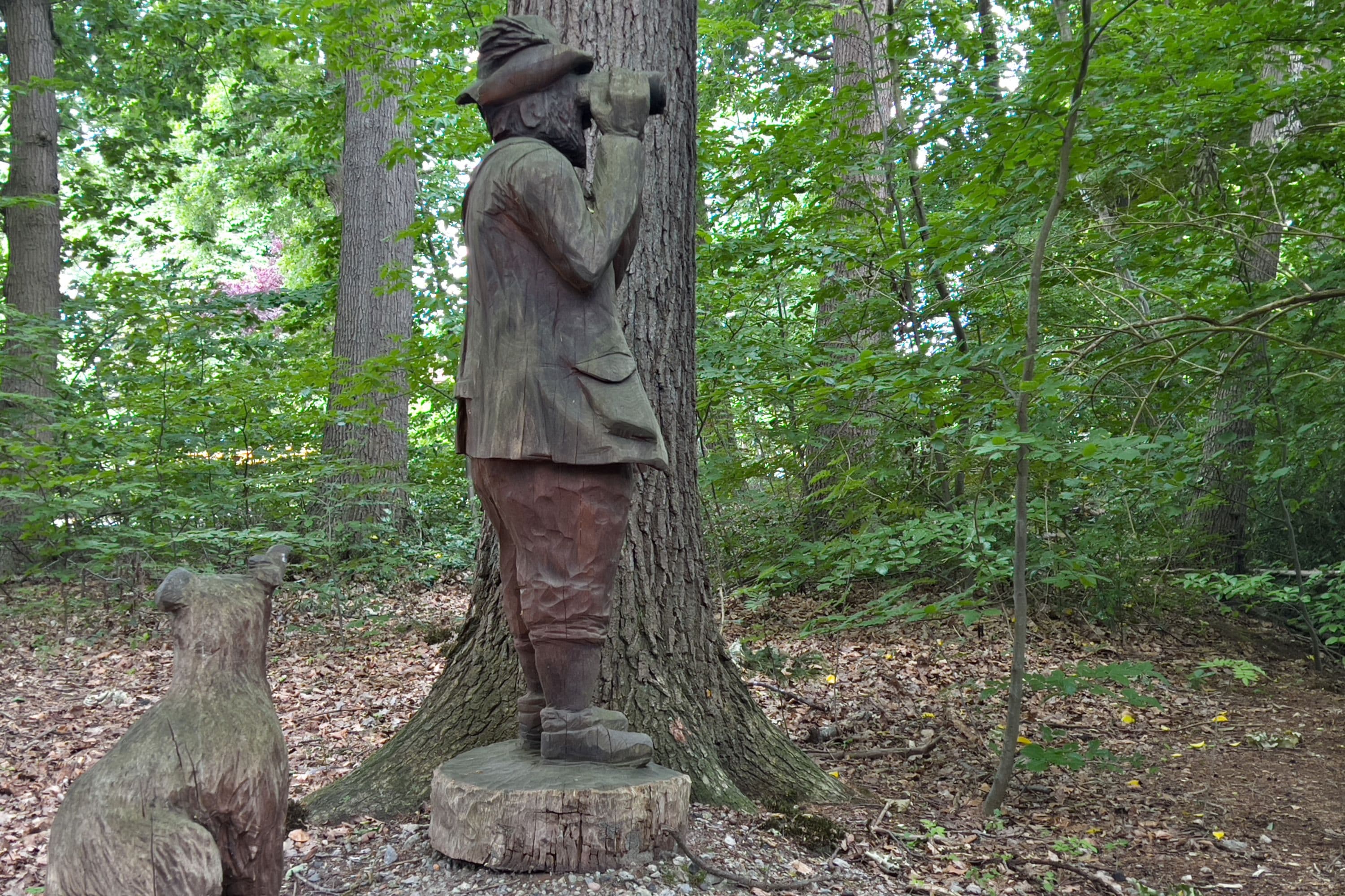 Holzfiguren am Salinenmuseum in Sülze