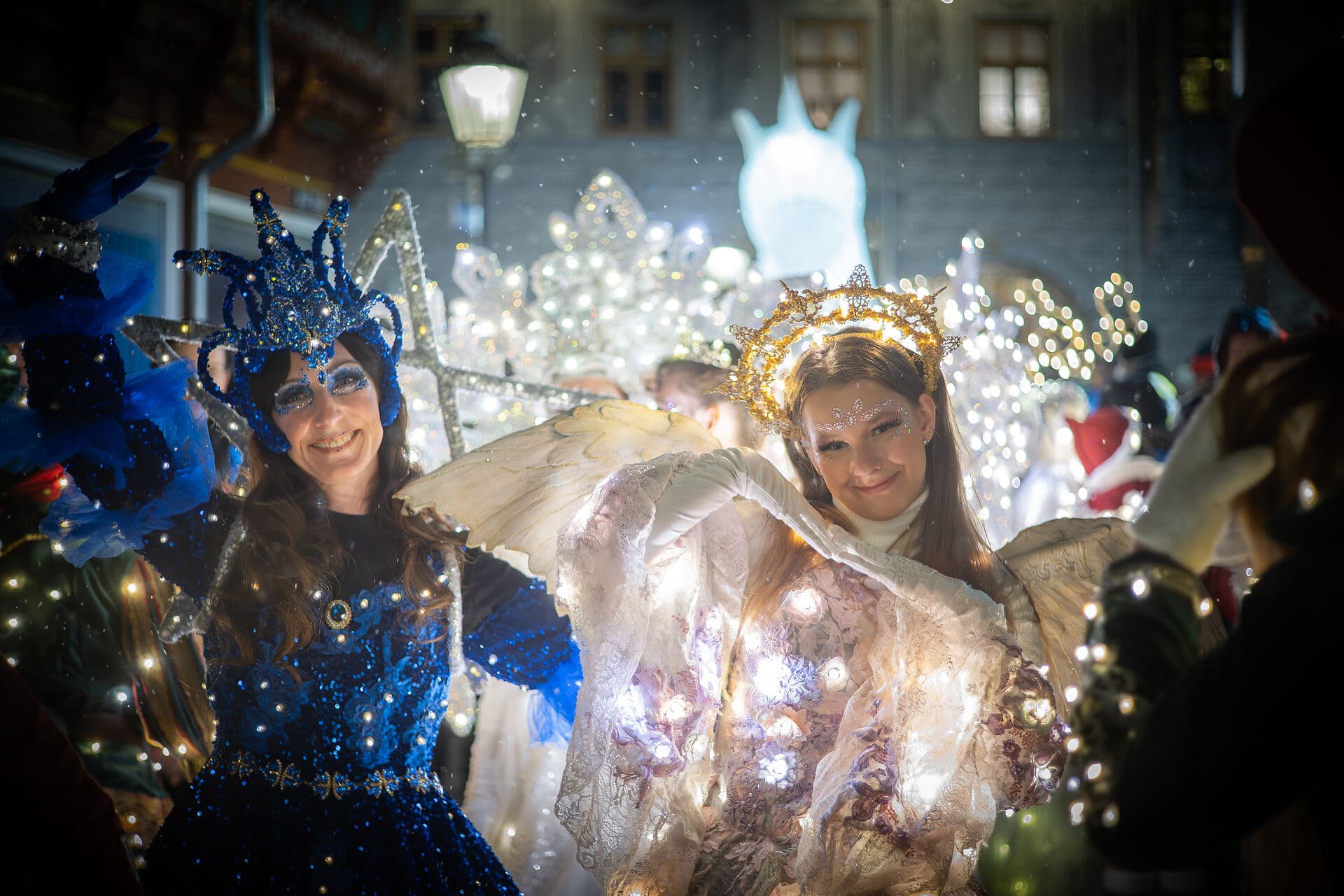 Lichteffekte erleuchten zwei Personen in fantasievollen Kostümen auf einer nächtlichen Veranstaltung.Light effects illuminate two people in imaginative costumes at a night-time event.Lyseffekter oplyser to personer i fantasifulde kostumer ved en natlig begivenhed.Lichteffecten verlichten twee mensen in fantasierijke kostuums tijdens een nachtelijk evenement.