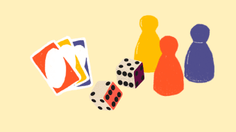 Bild zeigt Spielkarten, Würfel und Spielfiguren im grafischen Stil vor gelbem Grund