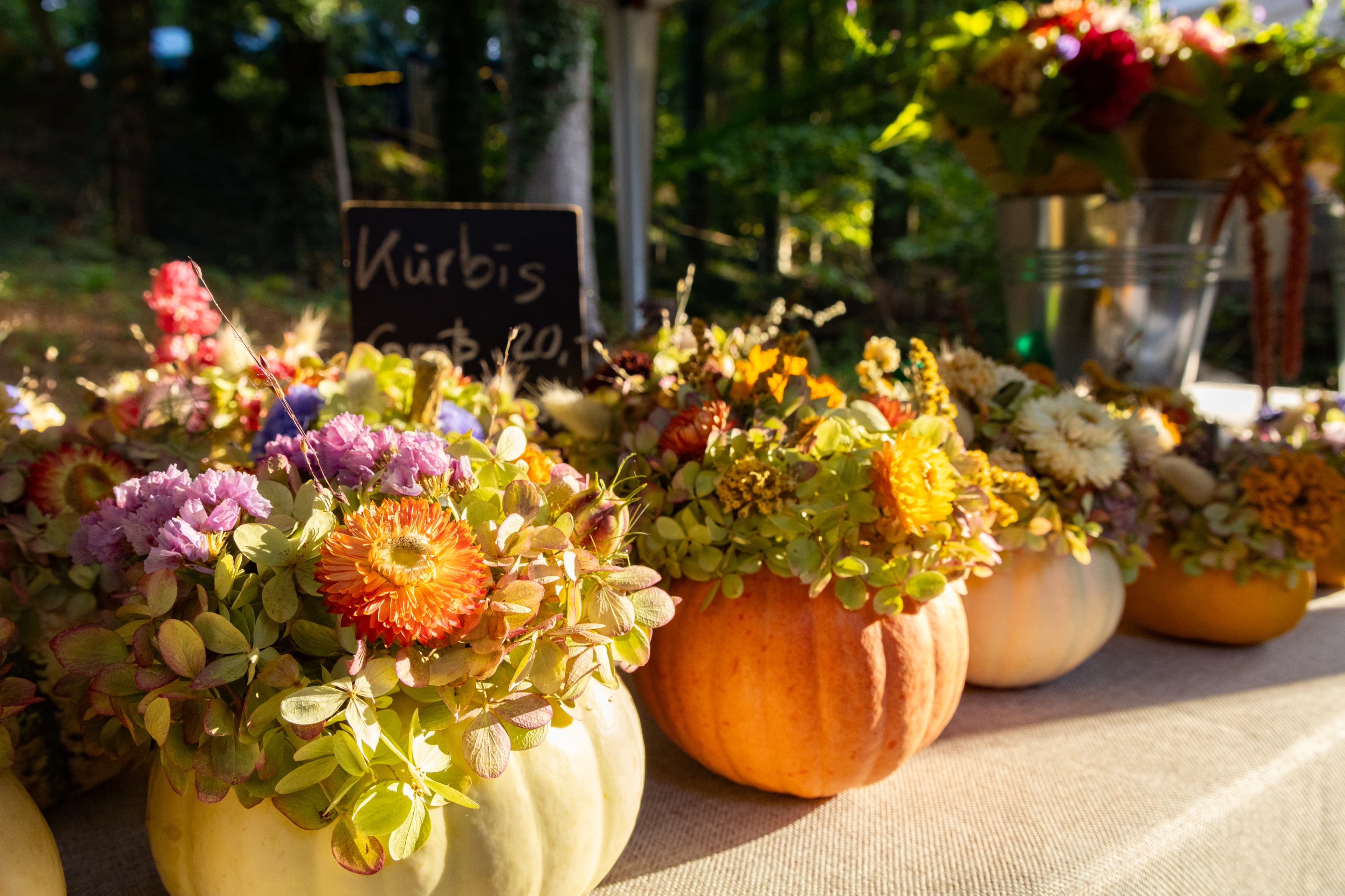 Kürbis mit Blumengestecken auf einem Herbstmarkt
