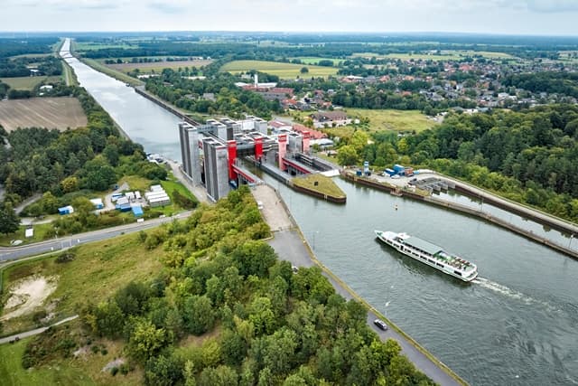 Einfahrt eines Fahrgastschiffel in die Schleuse