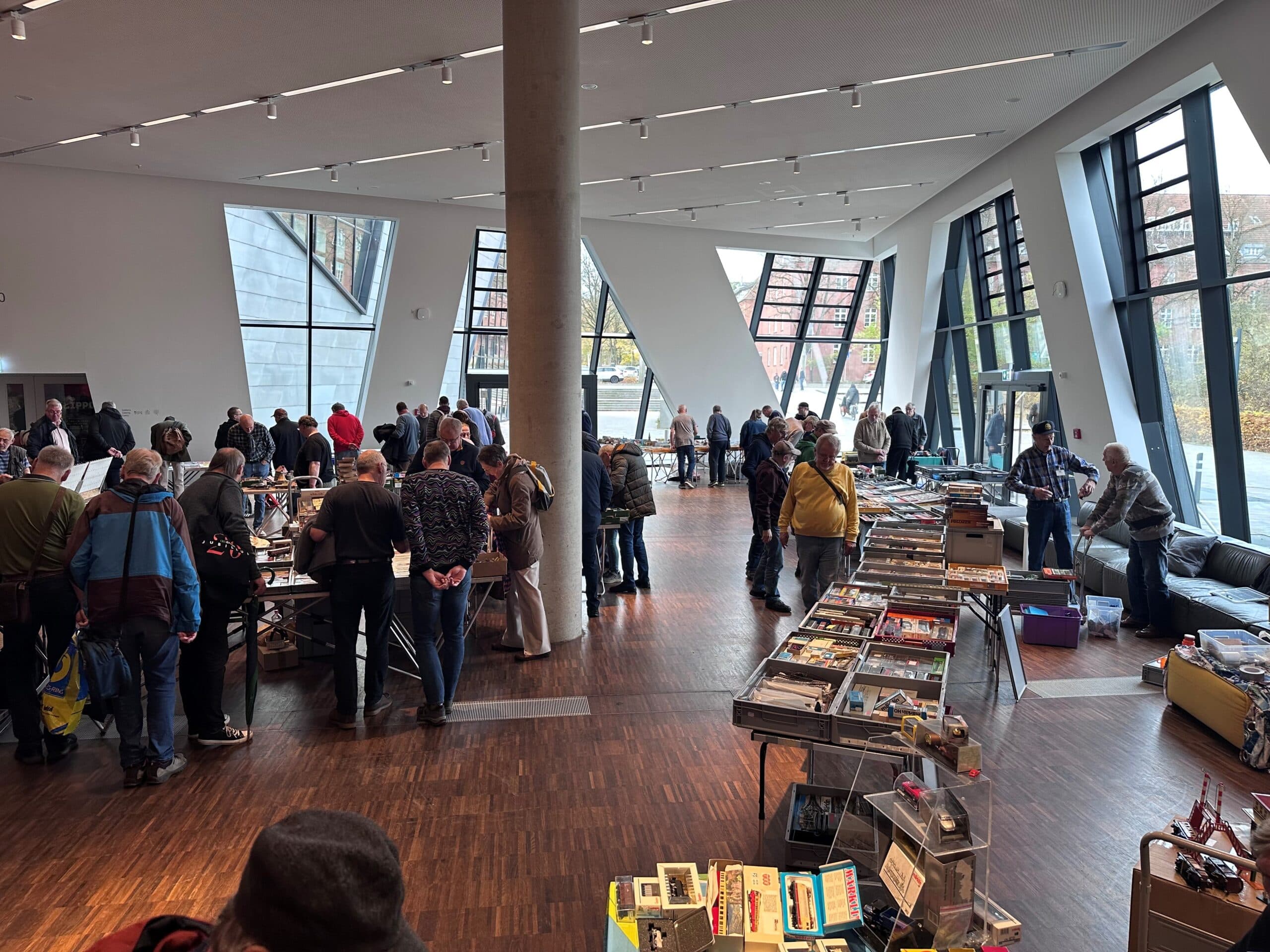 Modellbahnbörse: Verkaufstände im Zentralgebäude der Leuphana-Universität Lüneburg