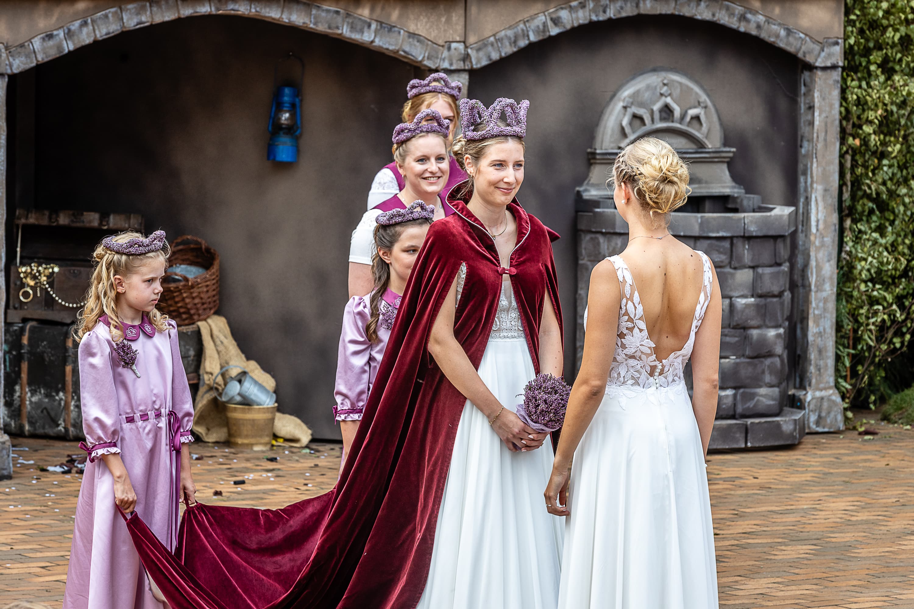 zwei Heideköniginnen bei der Krönung