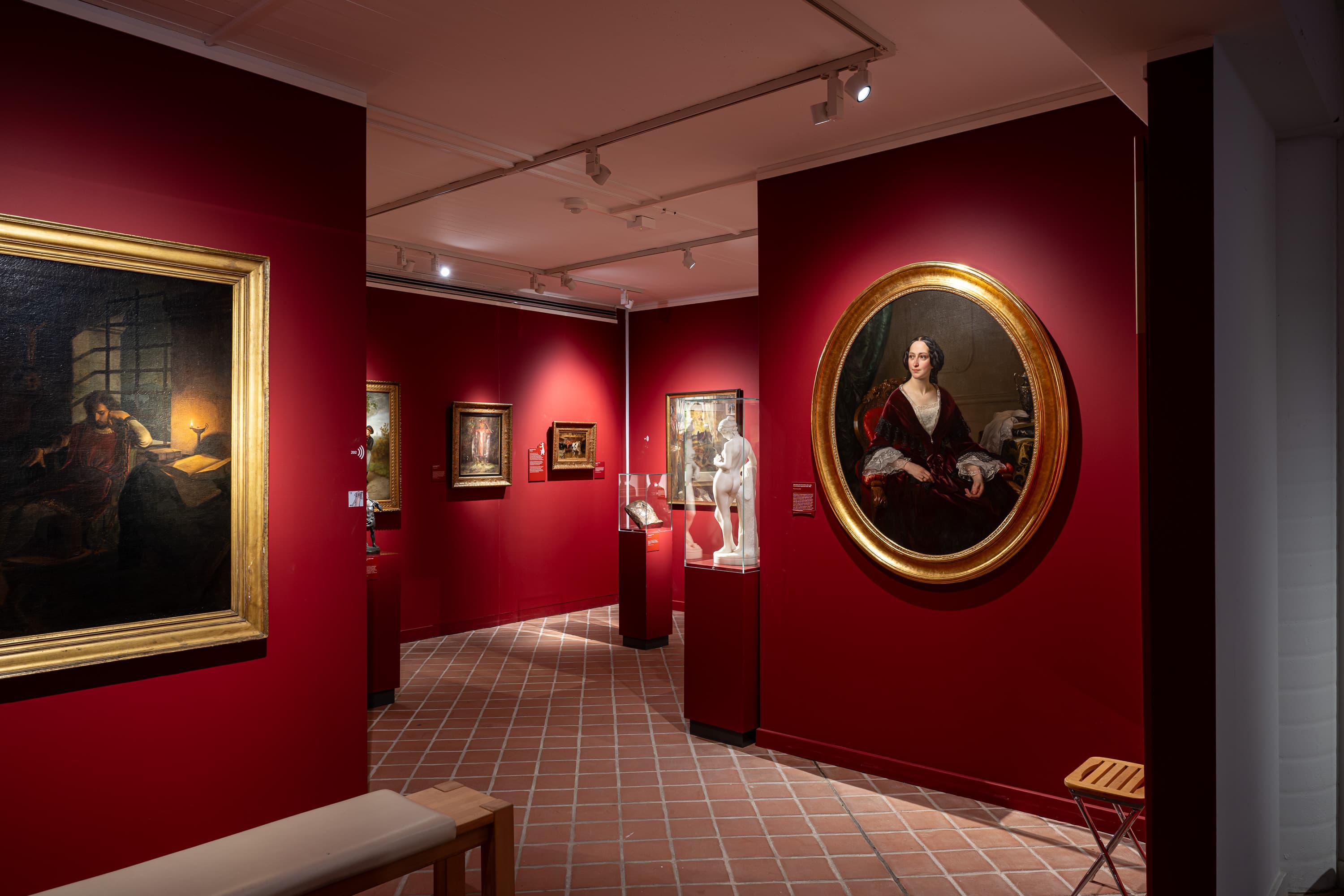 Ausstellungsraum mit Bildern und Skulpturen ostpreußischer Künstler