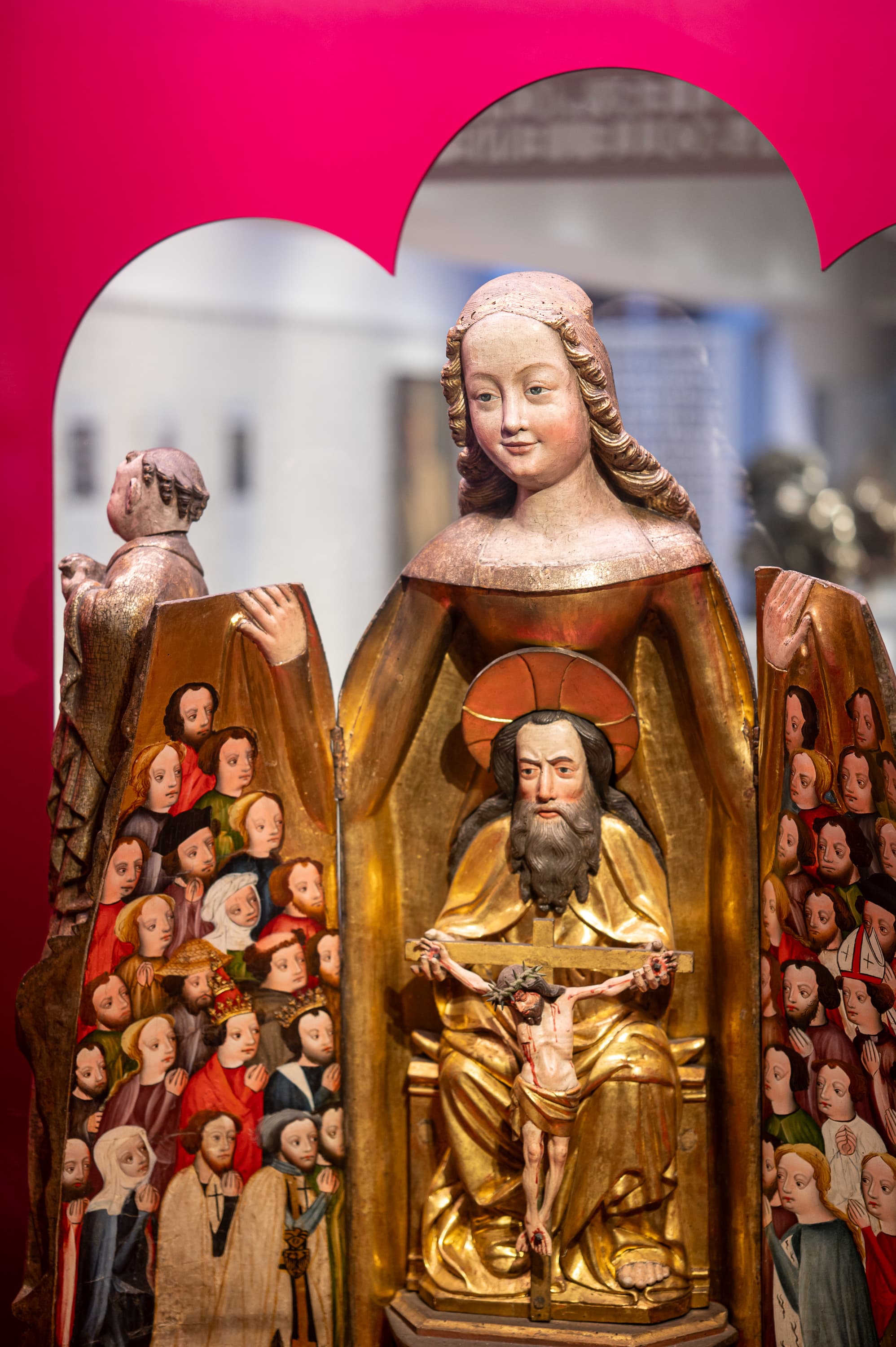 Eine weibliche Heiligenfigur aus Holz zeigt in einer Art Altarform ihr I nneres