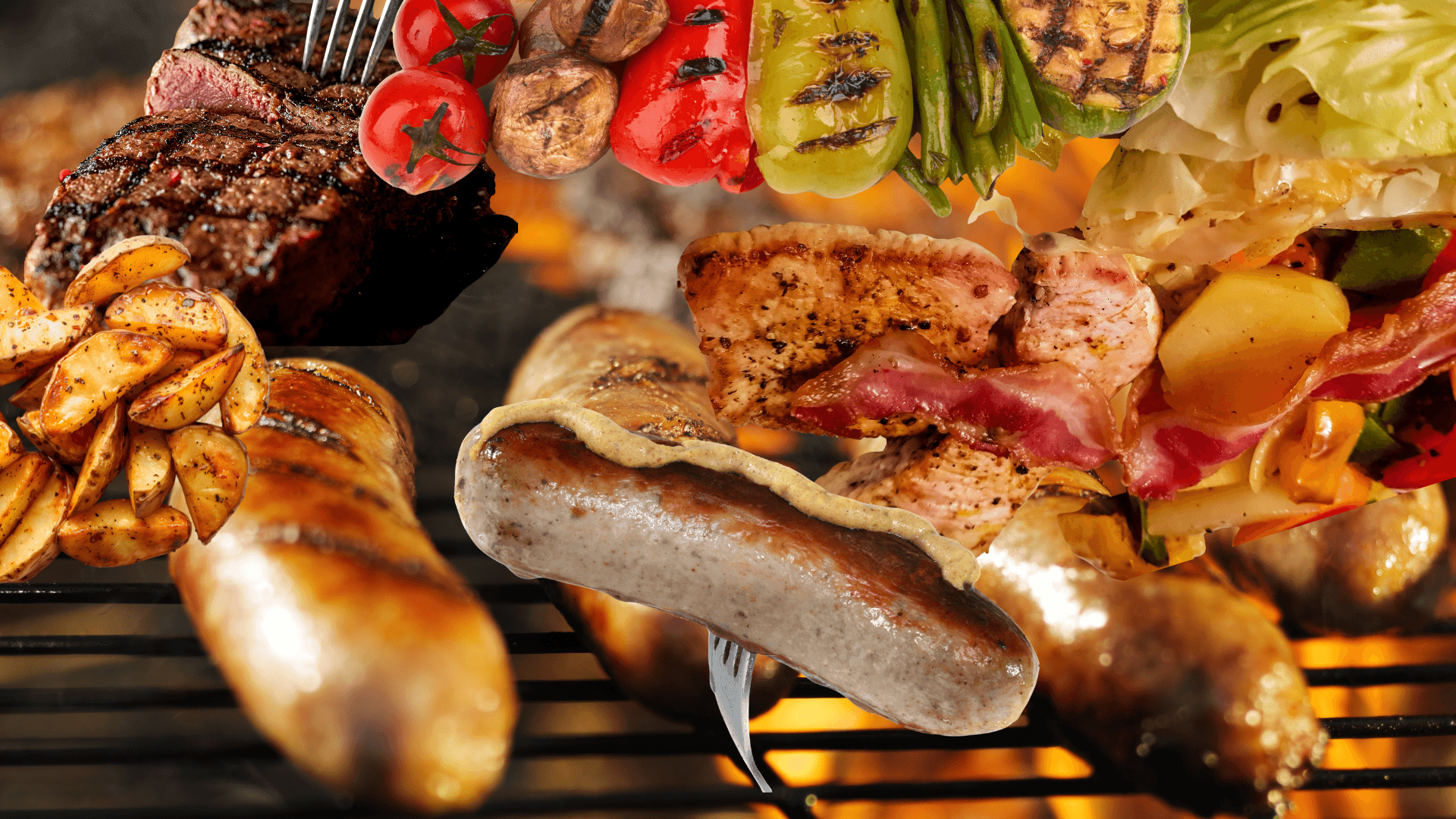 Eine Vielfalt an deftigem Grillgut über lodernden Flammen und einem Grillrost: Bratwurst mit Senf, saftiges Steak, knusprige Kartoffelspalten, gebratener Speck und bunte Gemüsespieße.